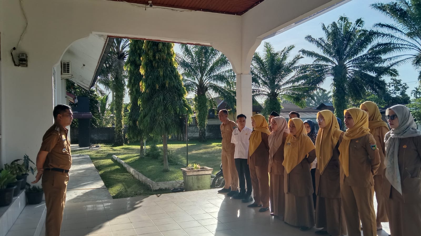 Apel Pagi Pegawai Kantor Kecamatan Basa Ampek Balai Tapan dilaksanakan pada Senin 03 November 2025