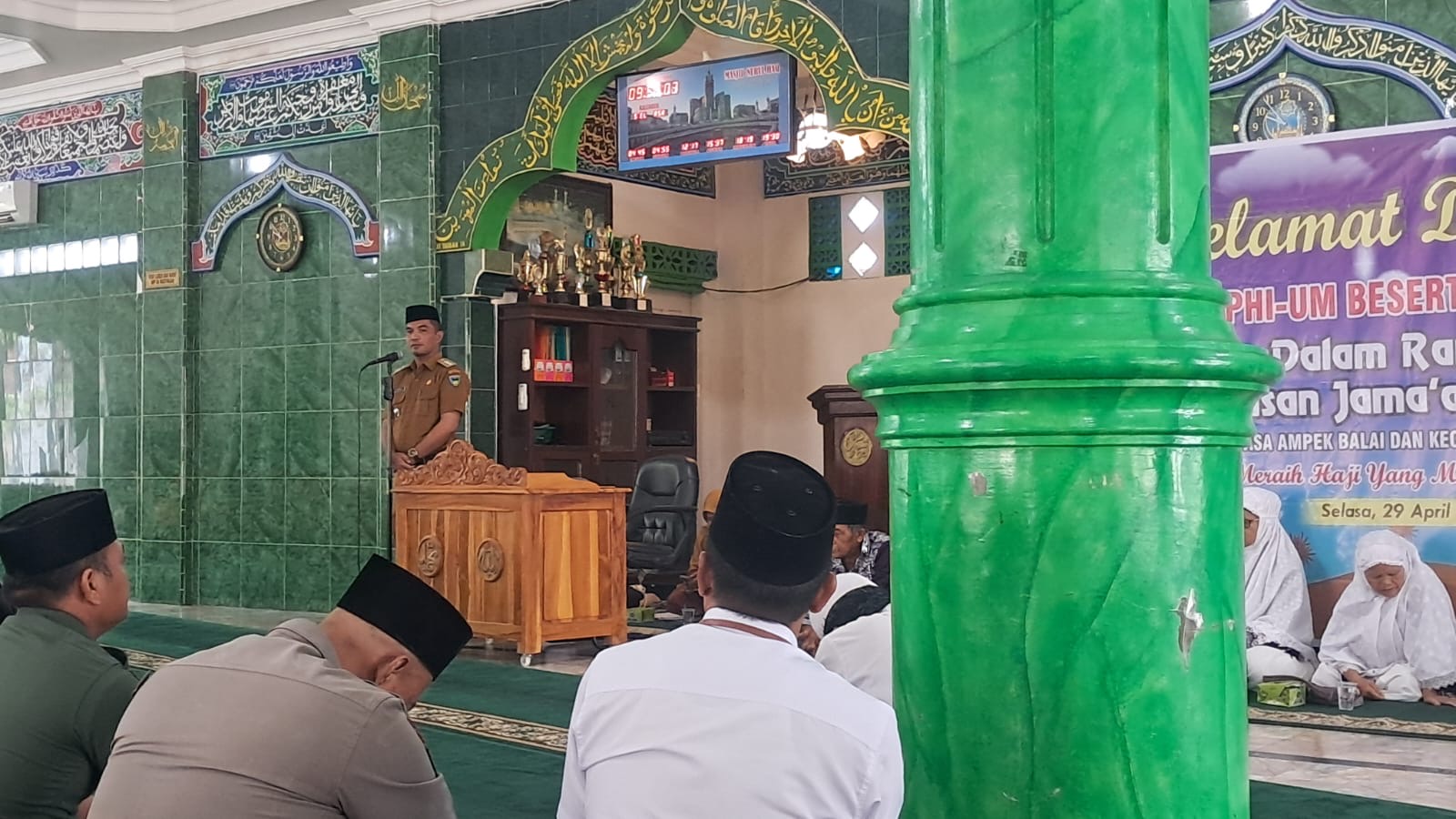 Camat Basa Ampek Balai Tapan Menghadiri Acara Pelepasan Calon Jamaah Haji Kecamatan Basa Ampek Balai