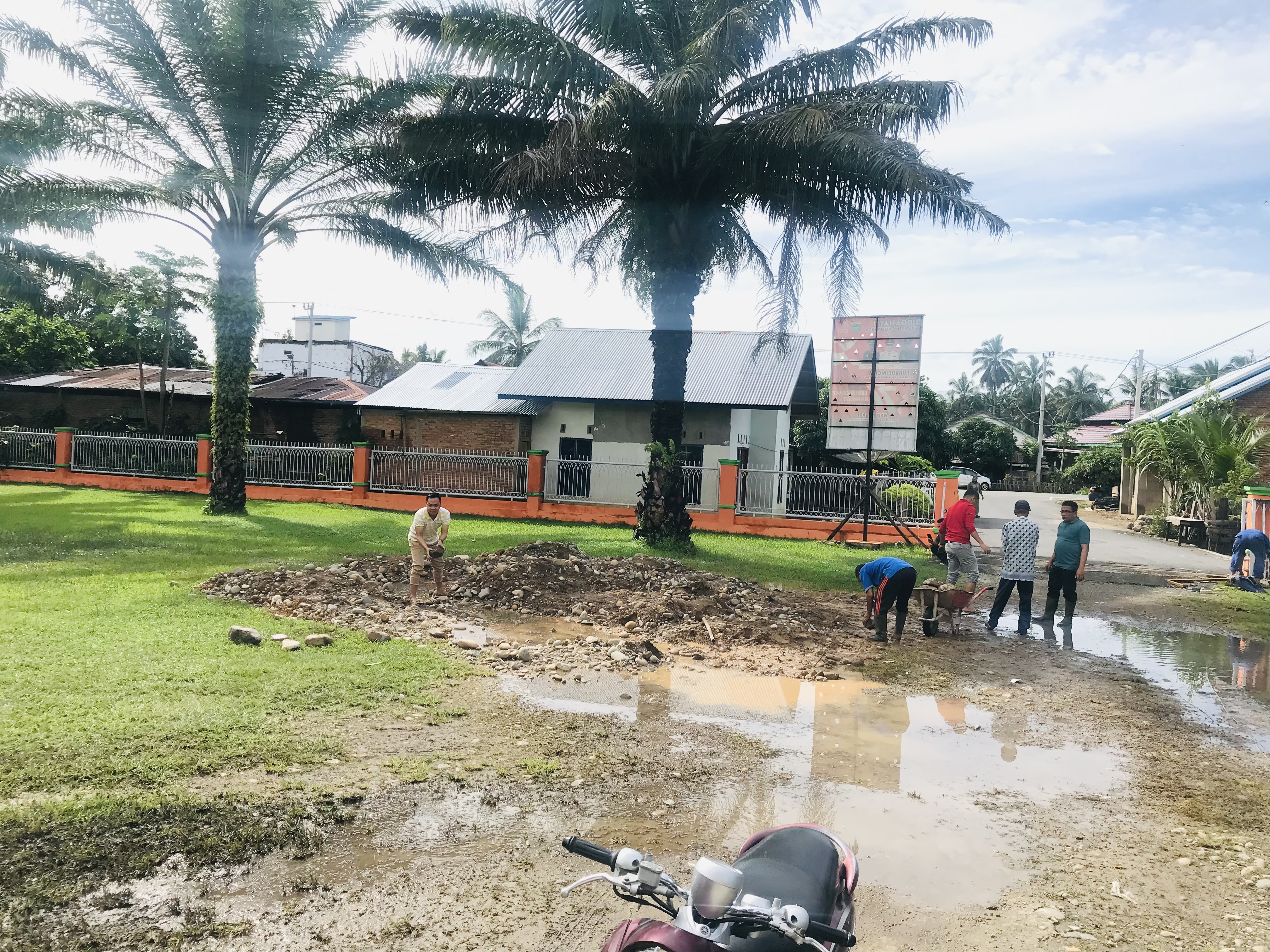 Kantor Kecamatan Basa Ampek Balai Tapan melaksanakan Gotong Royong