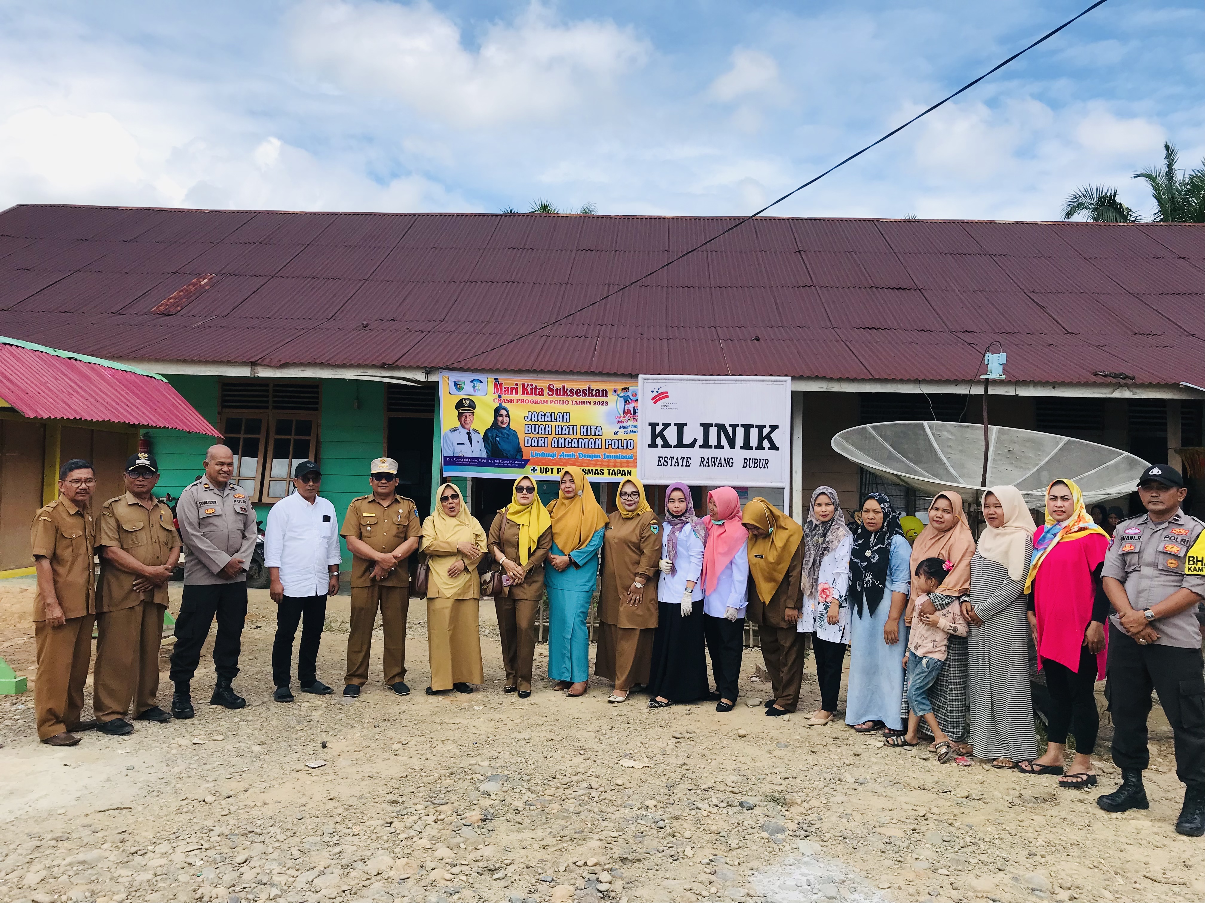 Camat Mendampingi Pelayanan Imunisasi Polio di PT CCI Nagari Bukit Buai Tapan