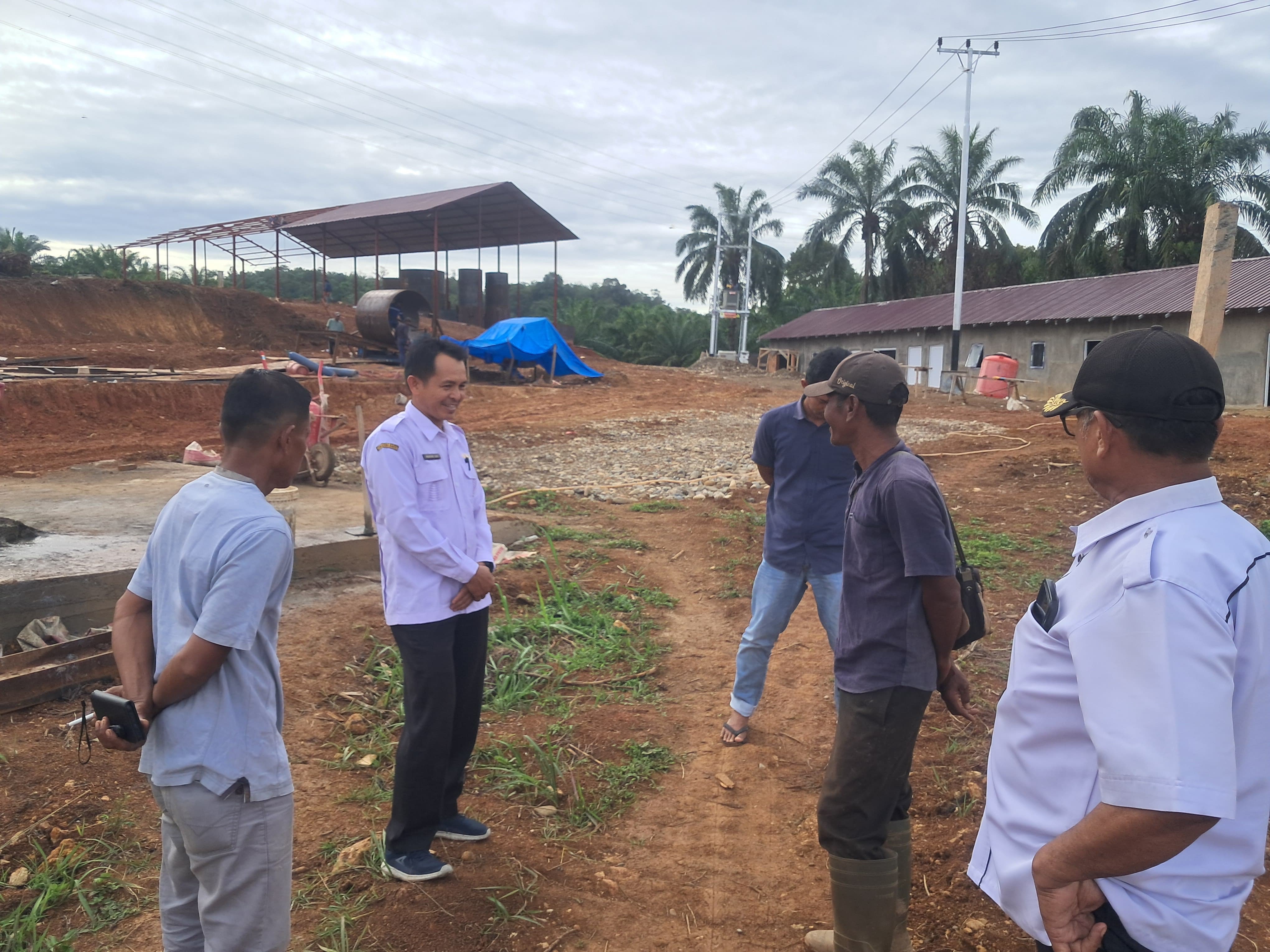 Kasi Trantib Kecamatan Basa Ampek Balai Tapan Inspeksi Pembangunan Pabrik CPO Mini di Nagari Bukit B