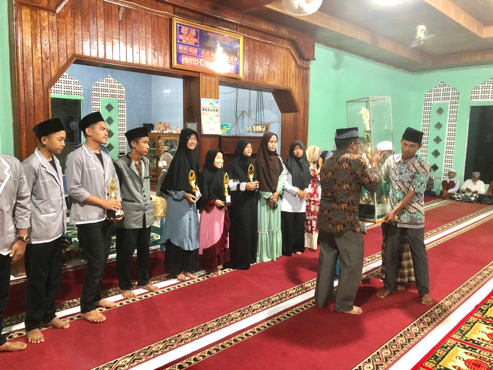 Penyerahan Piala Bergilir MTQ kepada Wali Nagari Riak Danau Tapan