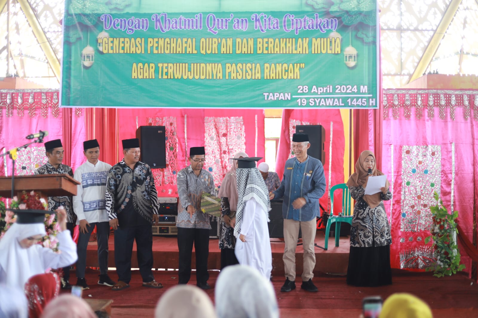 Camat Basa Ampek Balai Tapan Menghadiri Acara Khatam Al-Quran Tingkat Kecamatan Basa Ampek Balai Ta