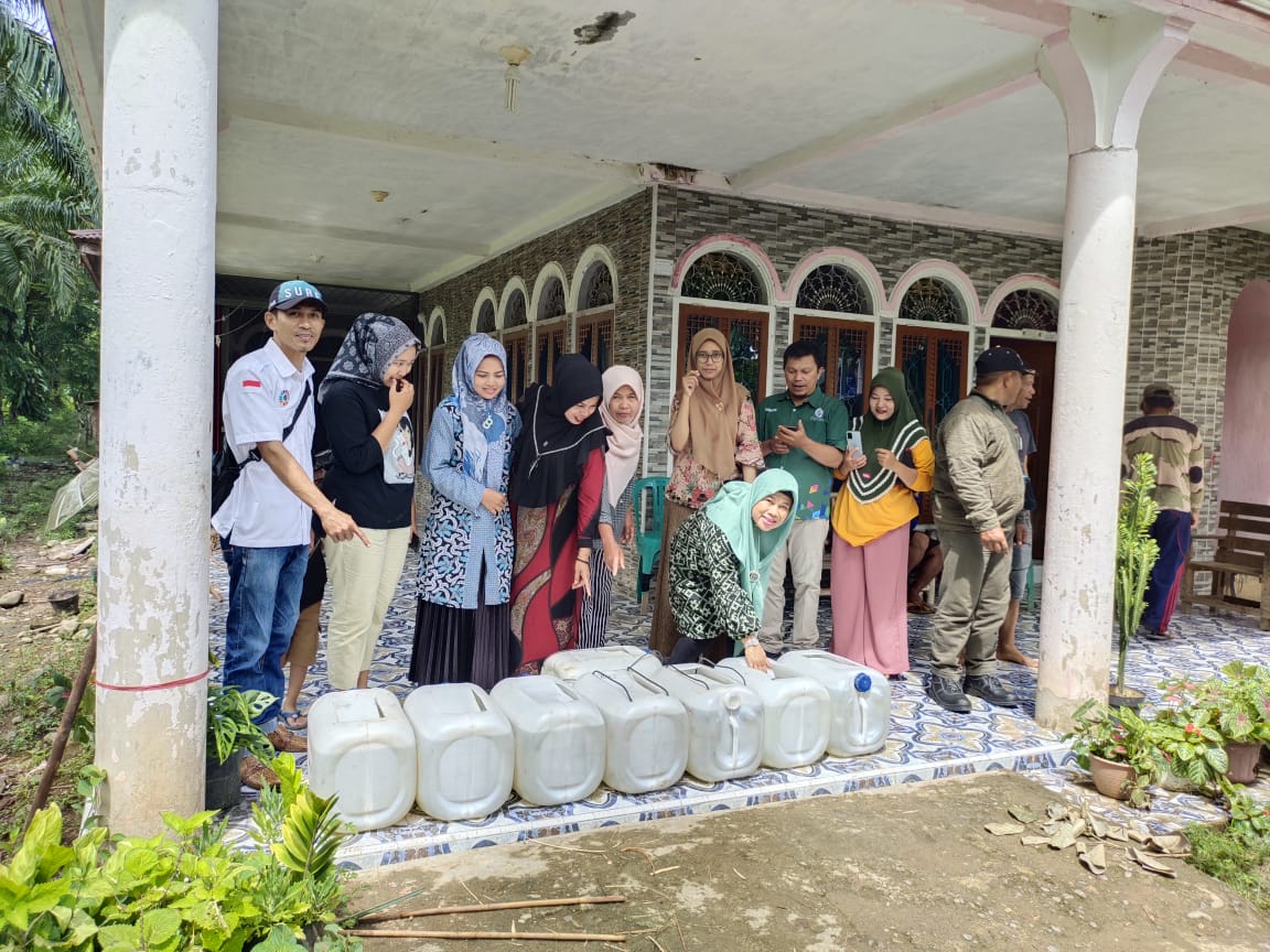 Penyerahan Bantuan Ketahanan Pangan di Nagari Dusun Baru Tapan