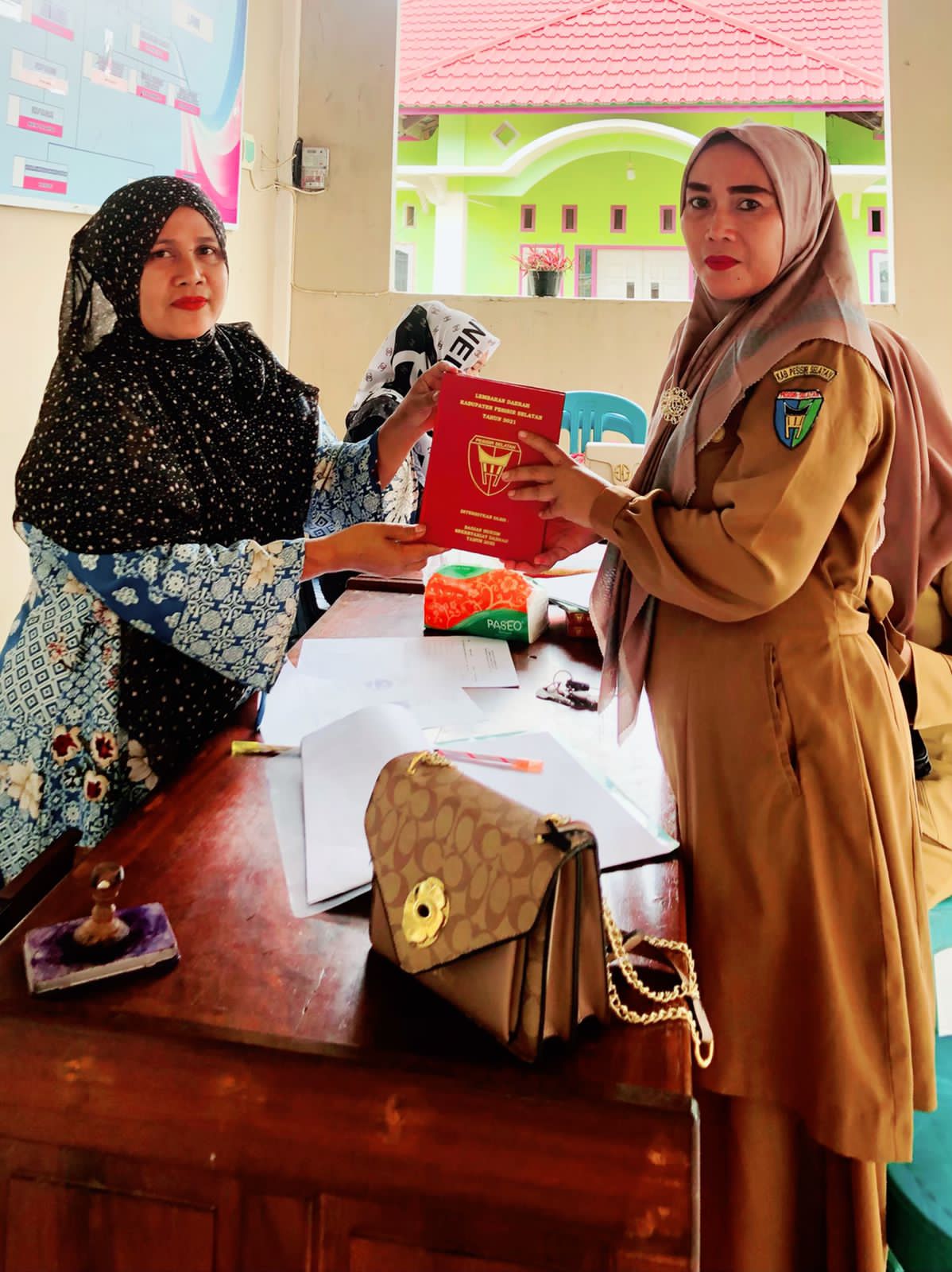 Penyerahan Buku Lembaran Daerah Kabupaten Pesisir Selatan Tahun 2021 ke Nagari Tanjung Pondok Tapan
