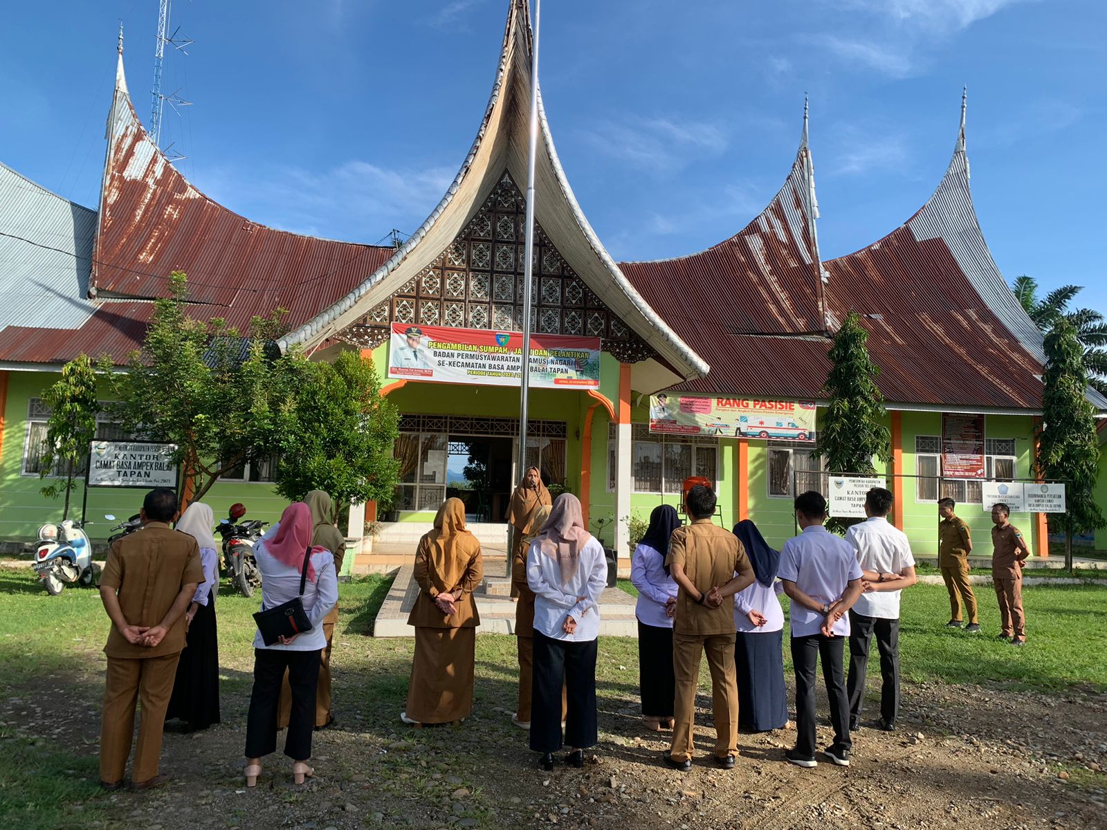 Apel Pagi Pegawai Kantor Kecamatan Basa Ampek Balai Tapan, Senin 04 Desember 2023