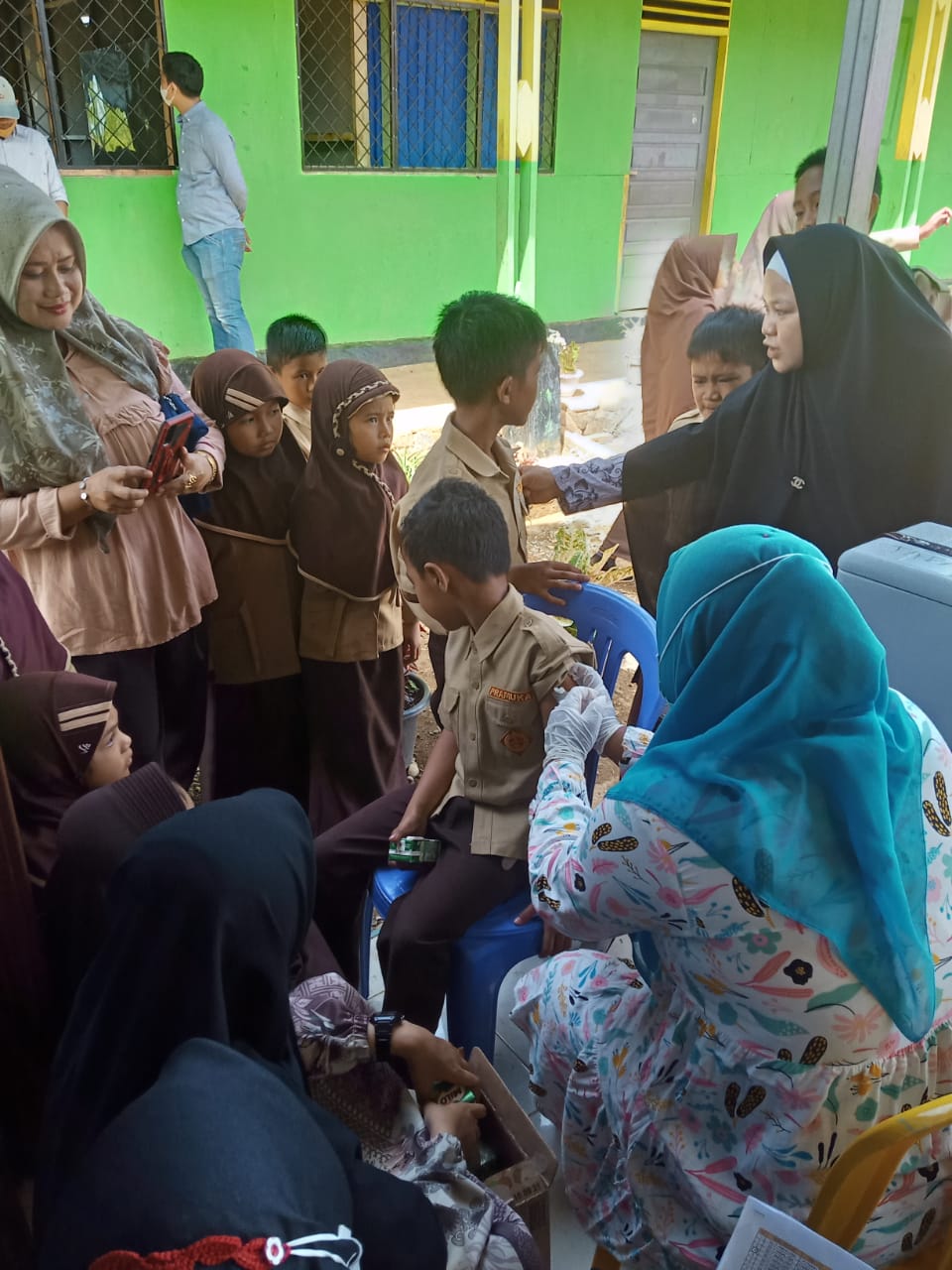 Pelaksanaan vaksinasi lanjutan di MiN 12 Pesisir Selatan dan SD IT Andalusia Tapan