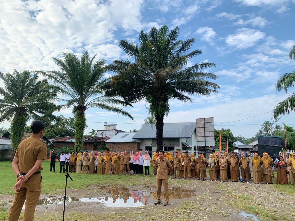 Apel Pagi Gabungan dirangkaikan Pembagian Bendera Merah Putih