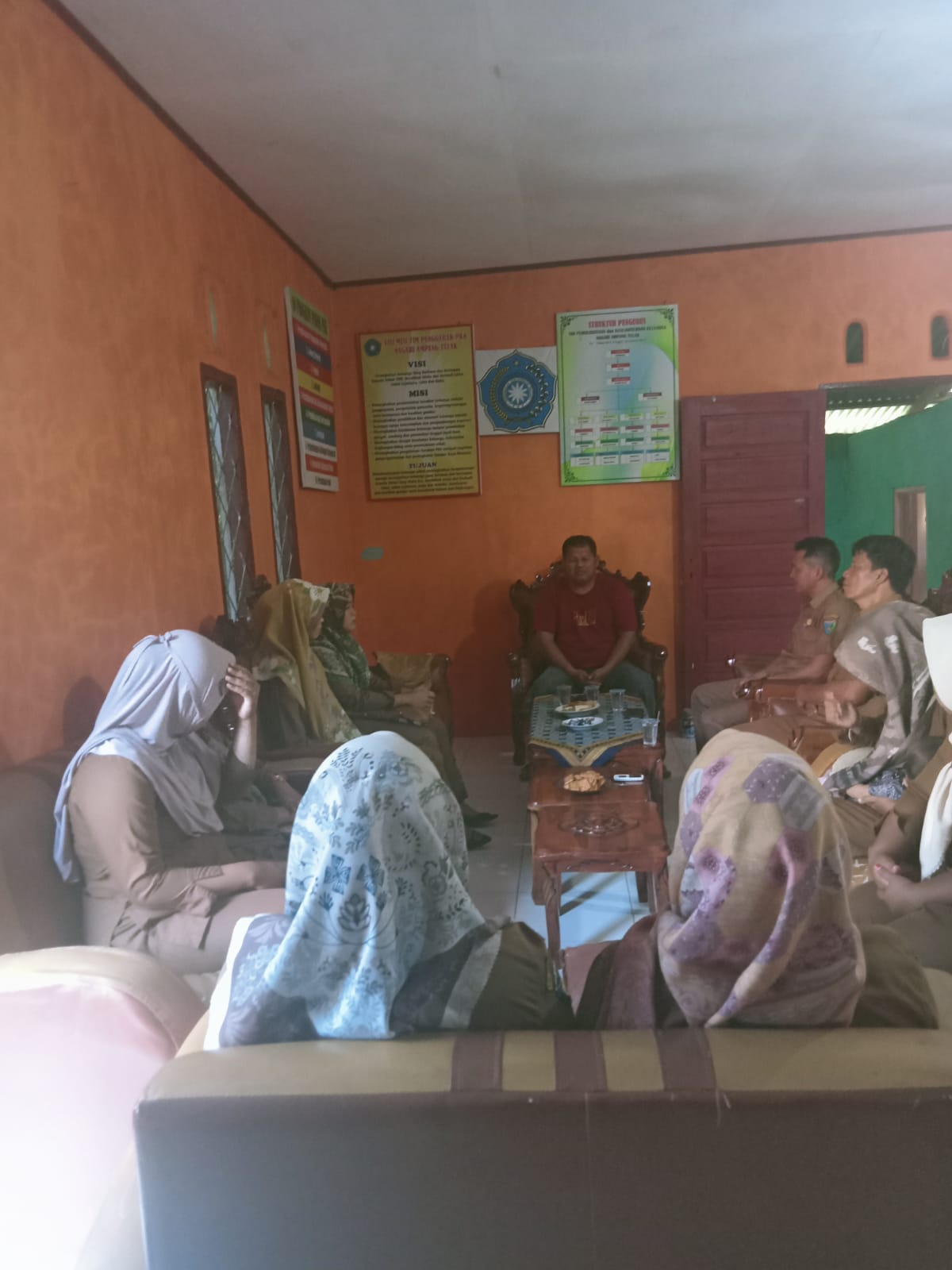 PJ Wali Nagari Ampang Tulak melaksanakan pertemuan dengan seluruh staff dan perangkat Nagari Ampang 