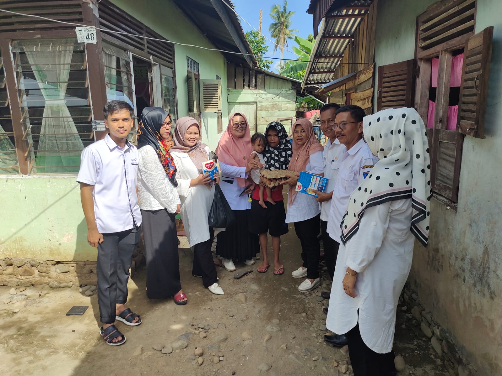 Penyerahan Bantuan Makanan bagi Balita dan Anak Stunting di Nagari Batang Arah Tapan