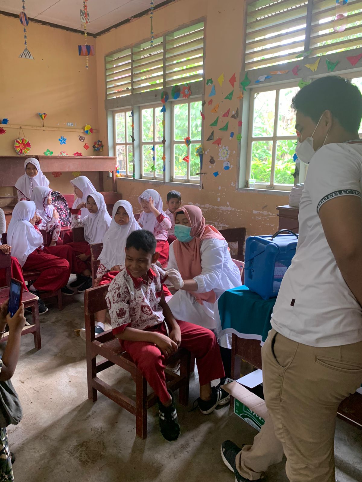 Pelaksanaan vaksinasi lanjutan di UPT SD N 10 Tanjung Pondok dan UPT SD N 11 Tapan