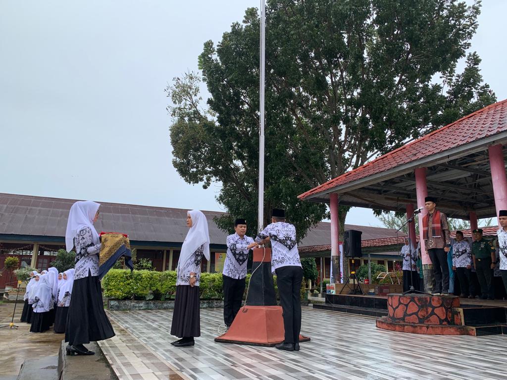 Upacara Peringatan Hari Guru Nasional dan HUT KORPRI yang ke 55 Tahun 2023