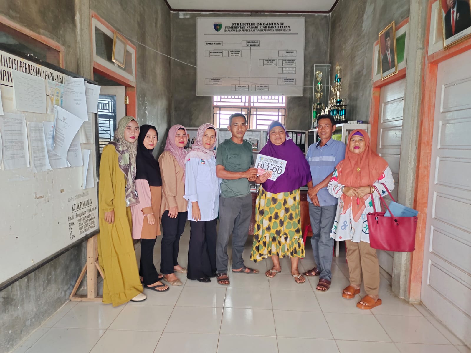 Kasi Pemerintahan Mendampingi Penyerahan BLT Dana Desa Bulan Juli sampai dengan September 2023 di Na