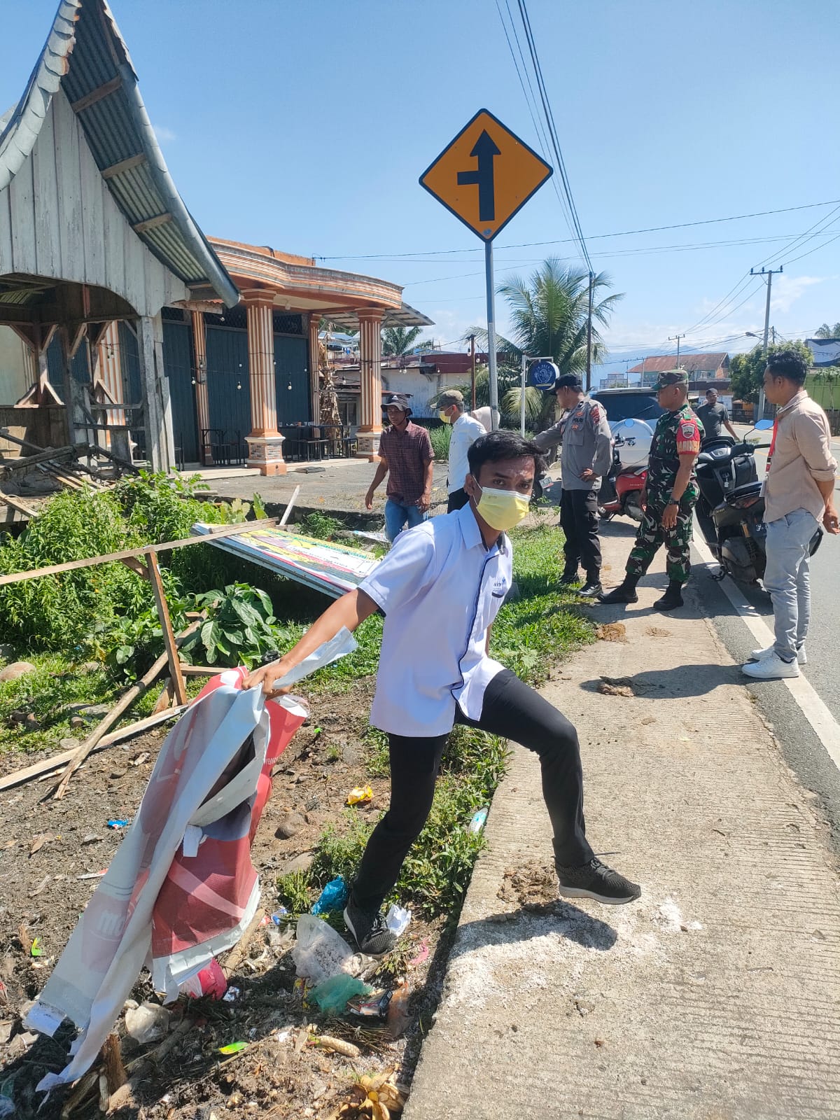 Panitia Pemilihan Kecamatan Melaksanakan Penertiban APK