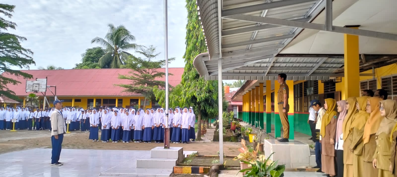 Camat Basa Ampek Balai Tapan menjadi Pembina  Upacara Bendera 