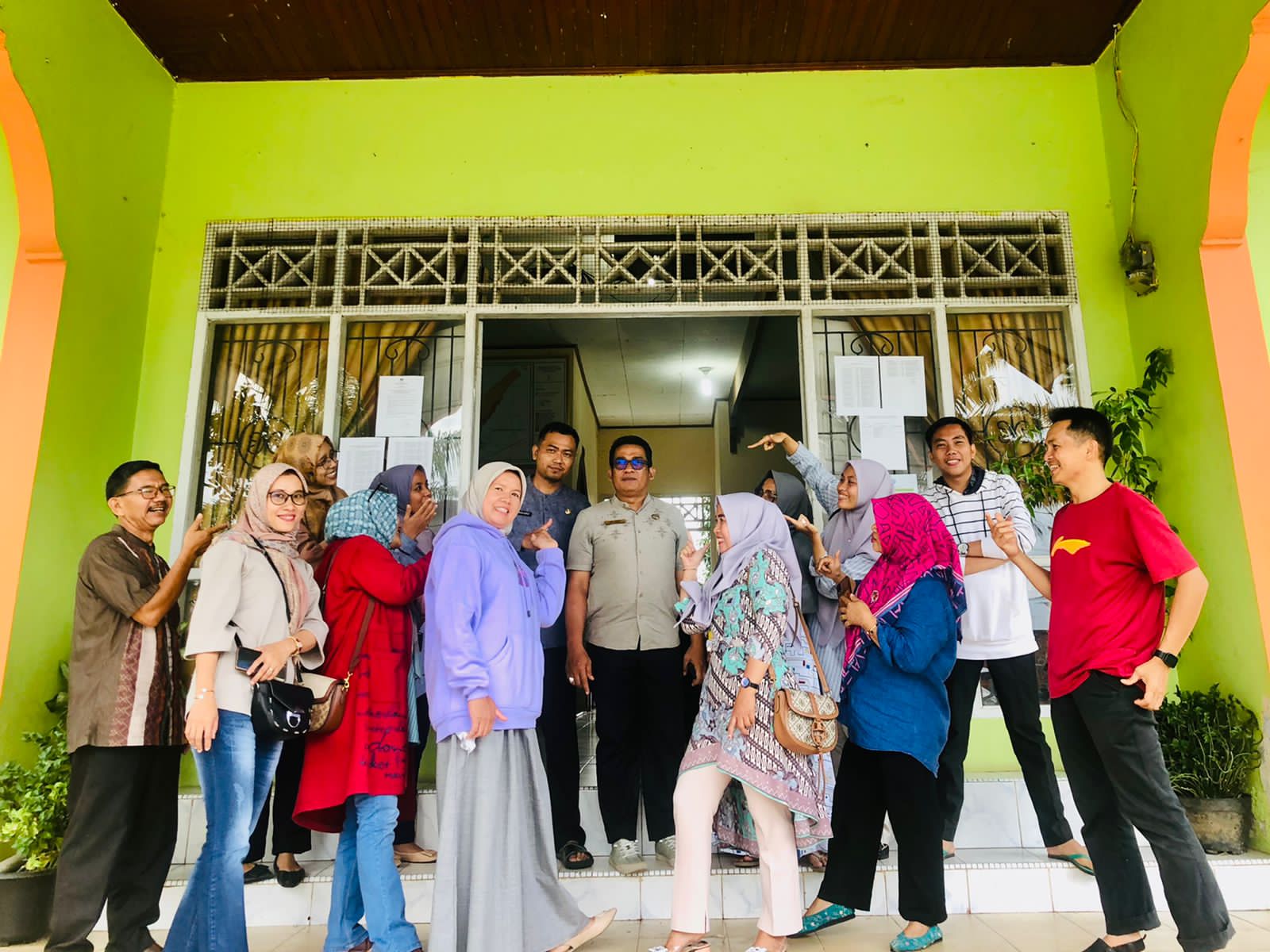 Pegawai Kantor Kecamatan Balai Tapan melaksanakan Salam Perpisahan dengan Camat dan Sekcam