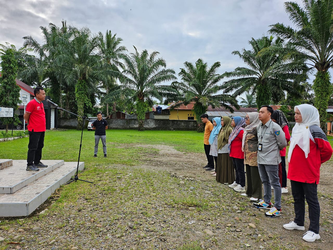 Apel Pagi di Hari Jumat 19 April 2024 Pegawai Kantor Kecamatan Basa Ampek Balai Tapan