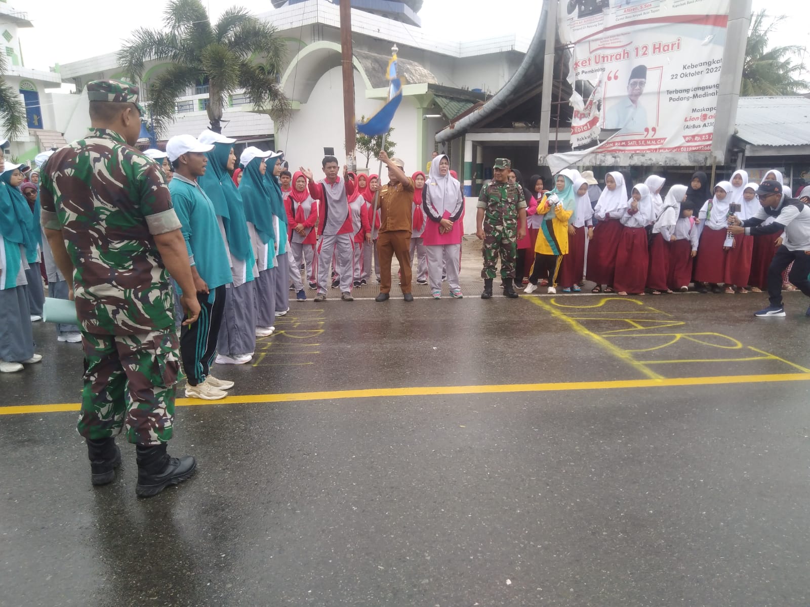 Camat Basa Ampek Balai Tapan membuka Acara lomba Gerak Jalan pada Perayaaan HUT PGRI ke 77 Tahun 202