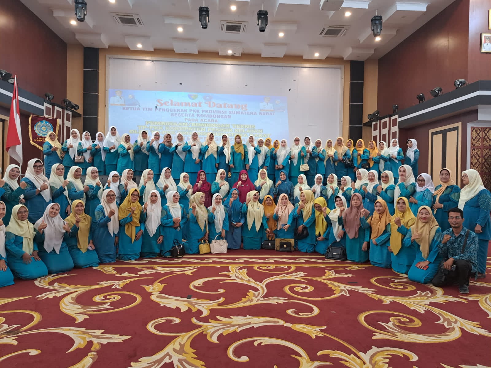 Ketua  TP- PKK beserta Pengurus PKK Kecamatan Menghadiri BIMTEK PKK di Painan