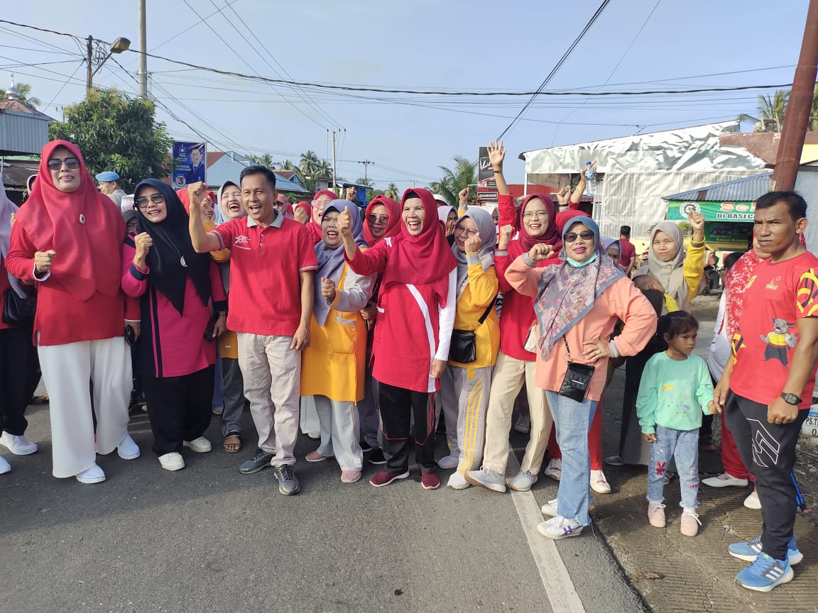 Camat Basa Ampek Balai Tapan Mengikuti Acara Jalan Santai HUT PGRI ke 78 Tahun 2023