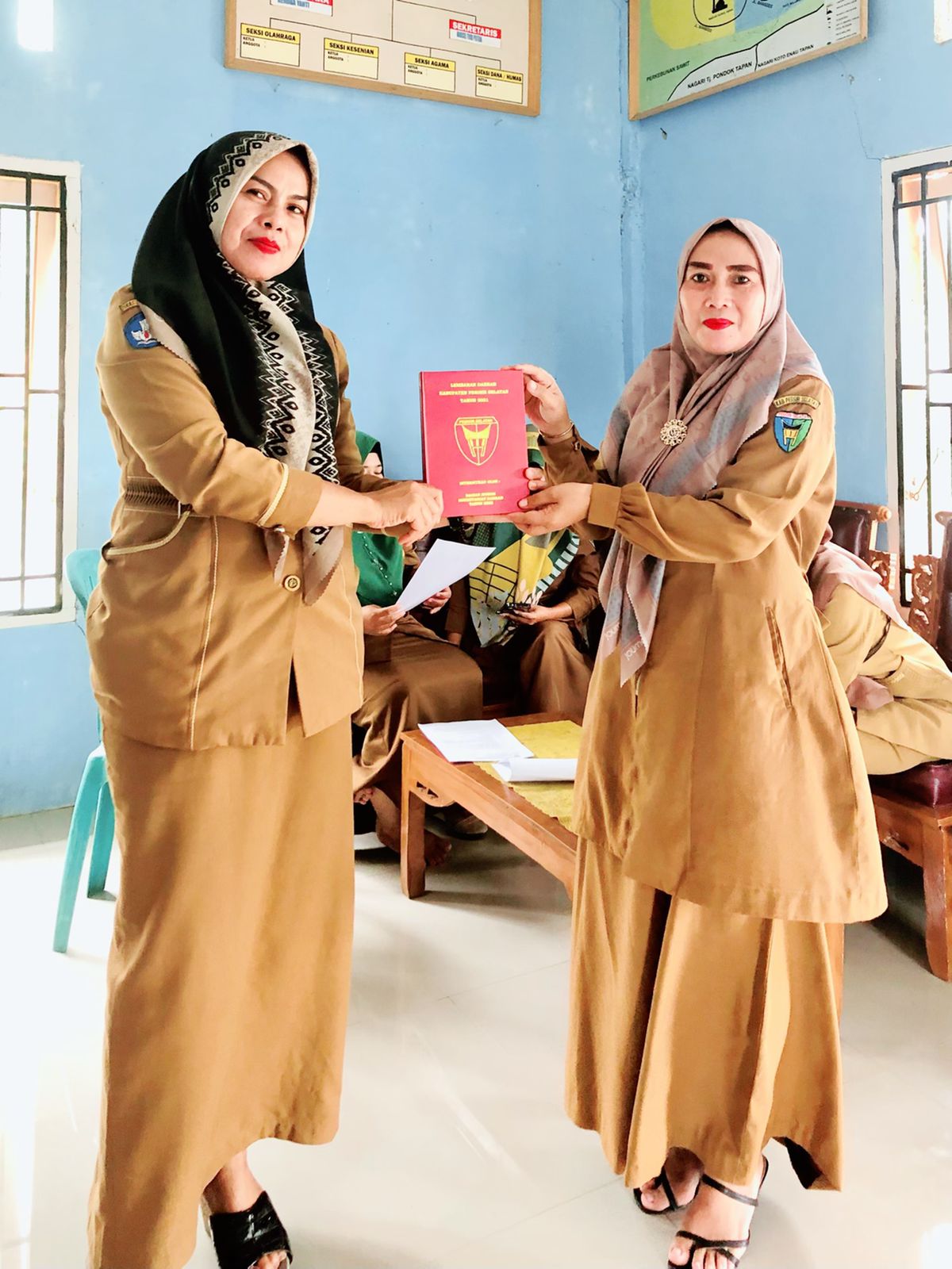 Penyerahan Buku Lembaran Daerah Ke Nagari Dusun Baru Tapan