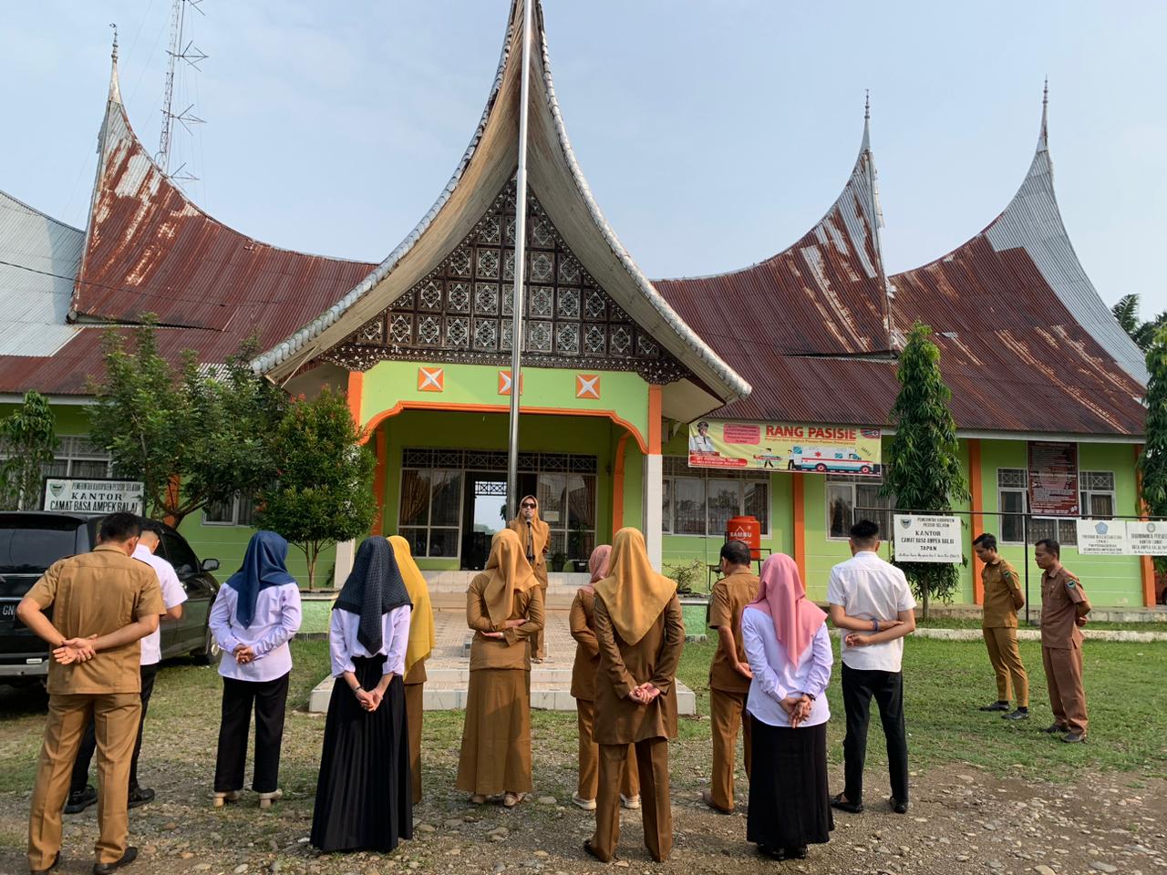 Apel Pagi di Hari Senin 23 Oktober 2023 Pegawai Kantor Camat Basa Ampek Balai Tapan