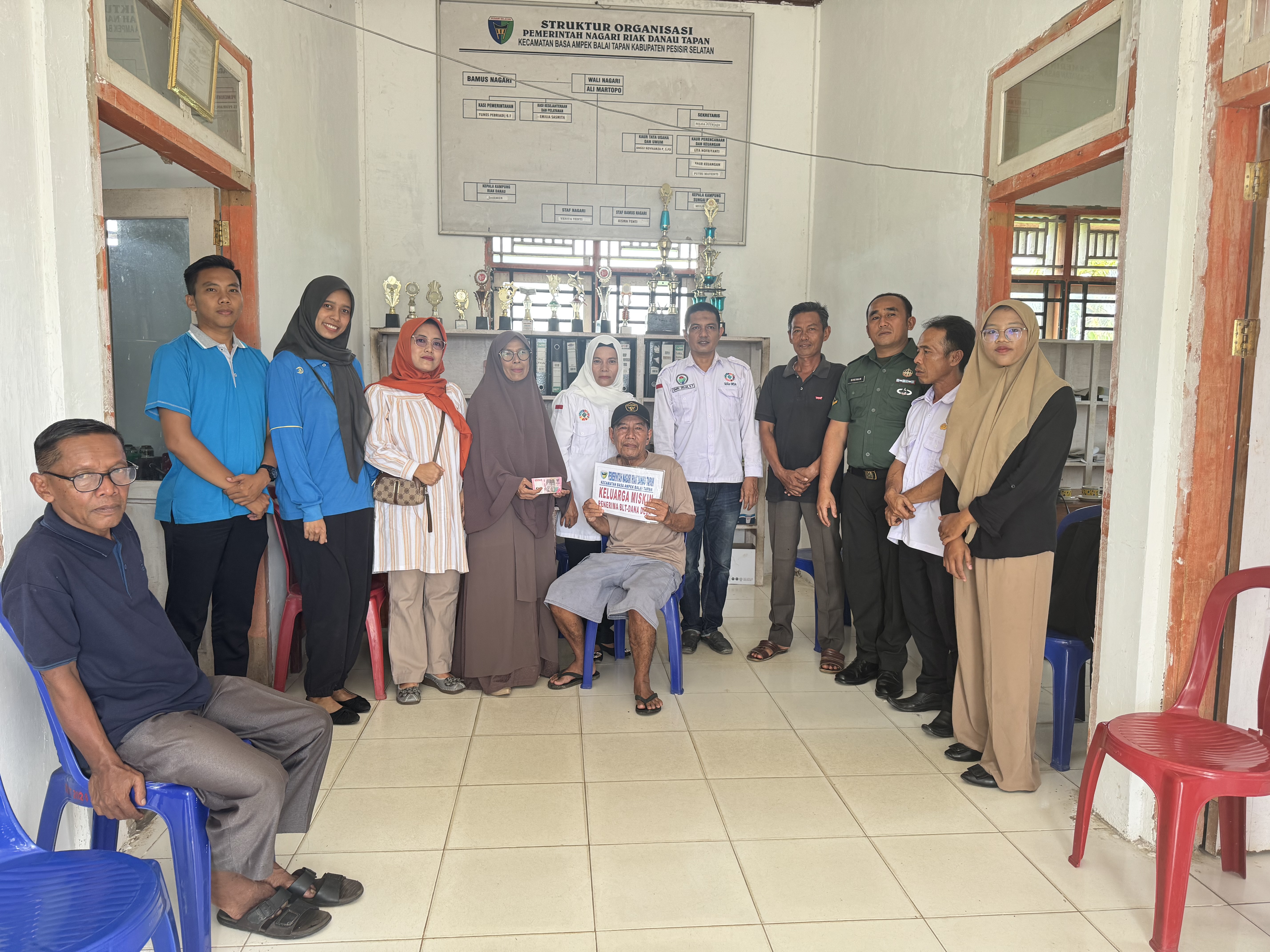 Kasi Kessos Kecamatan Basa Ampek Balai Tapan menghadiri sekaligus mendampingi kegiatan penyaluran BL