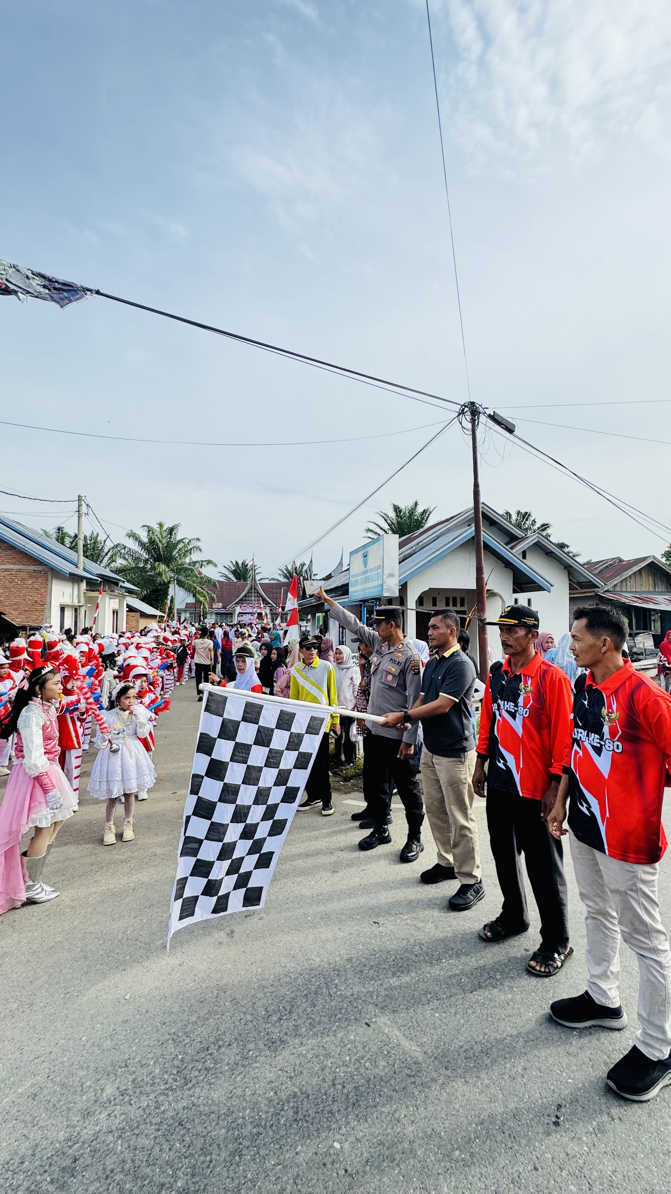 Camat Basa Ampek Balai Tapan Resmikan Pembukaan Pawai Alegoris dalam Rangka HUT RI ke-80