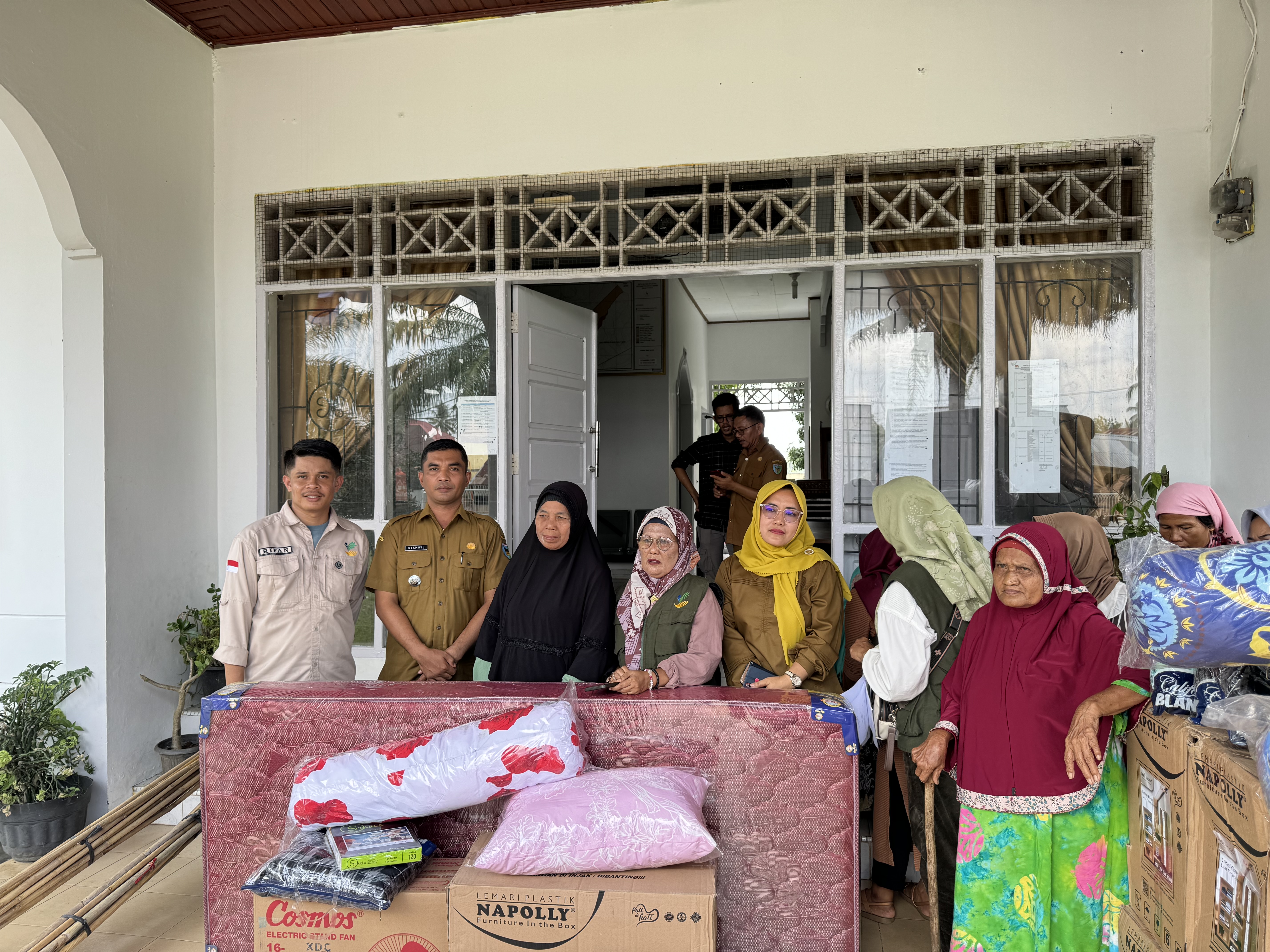 Penyerahan Bantuan dari Dinas Sosial Kabupaten Pesisir Selatan