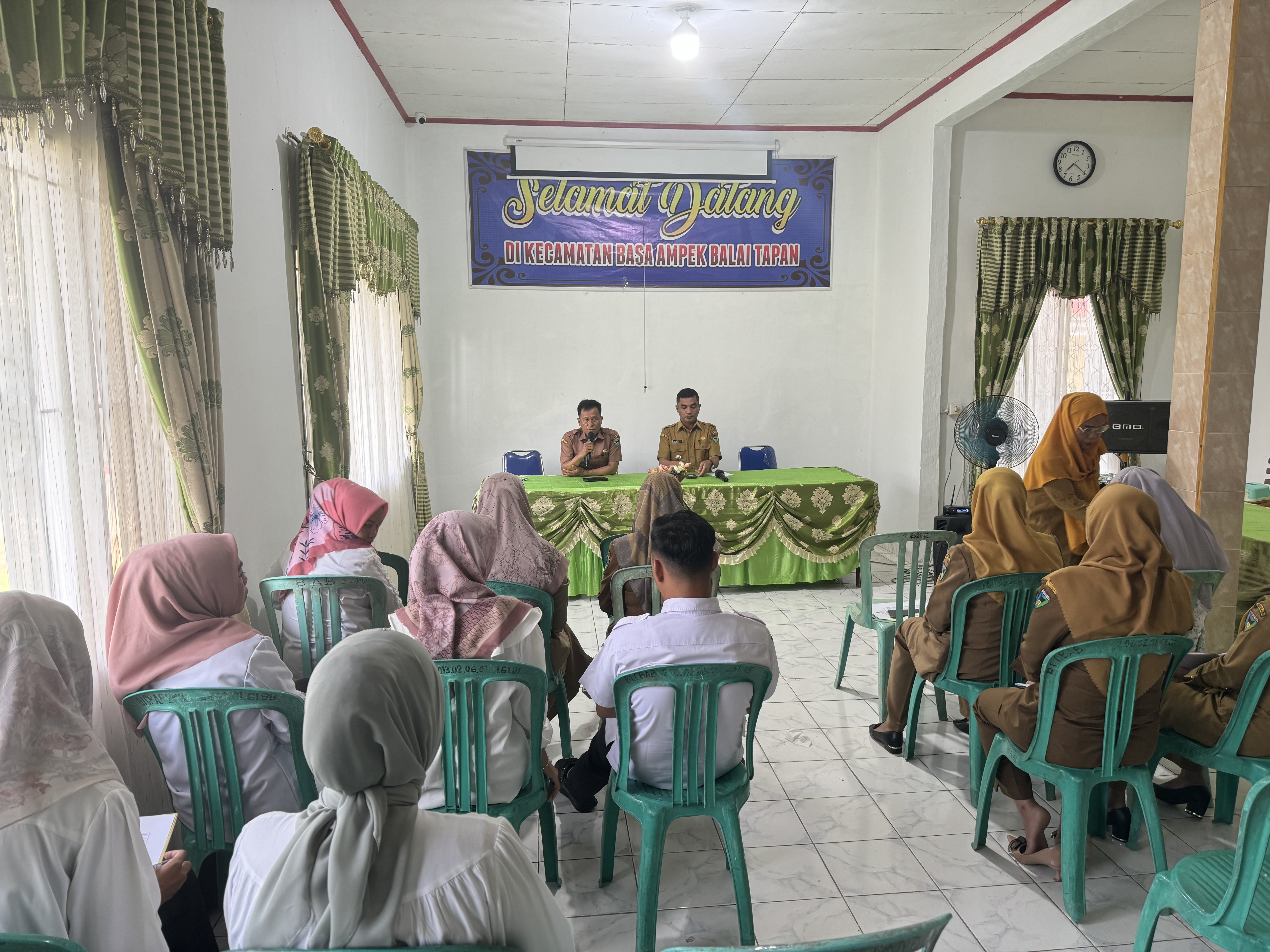 Rapat Staff Pegawai Kantor Camat Basa Ampek Balai Tapan