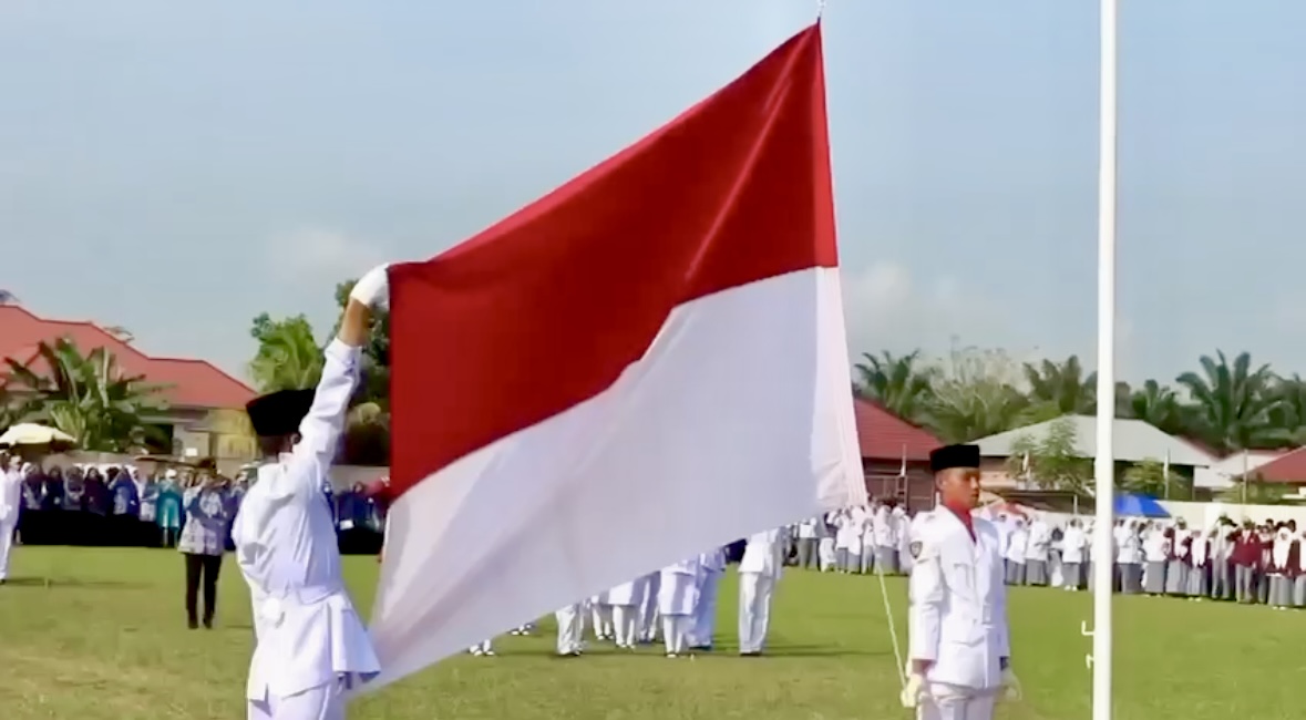 Upacara Penurunan Bendera Merah Putih 