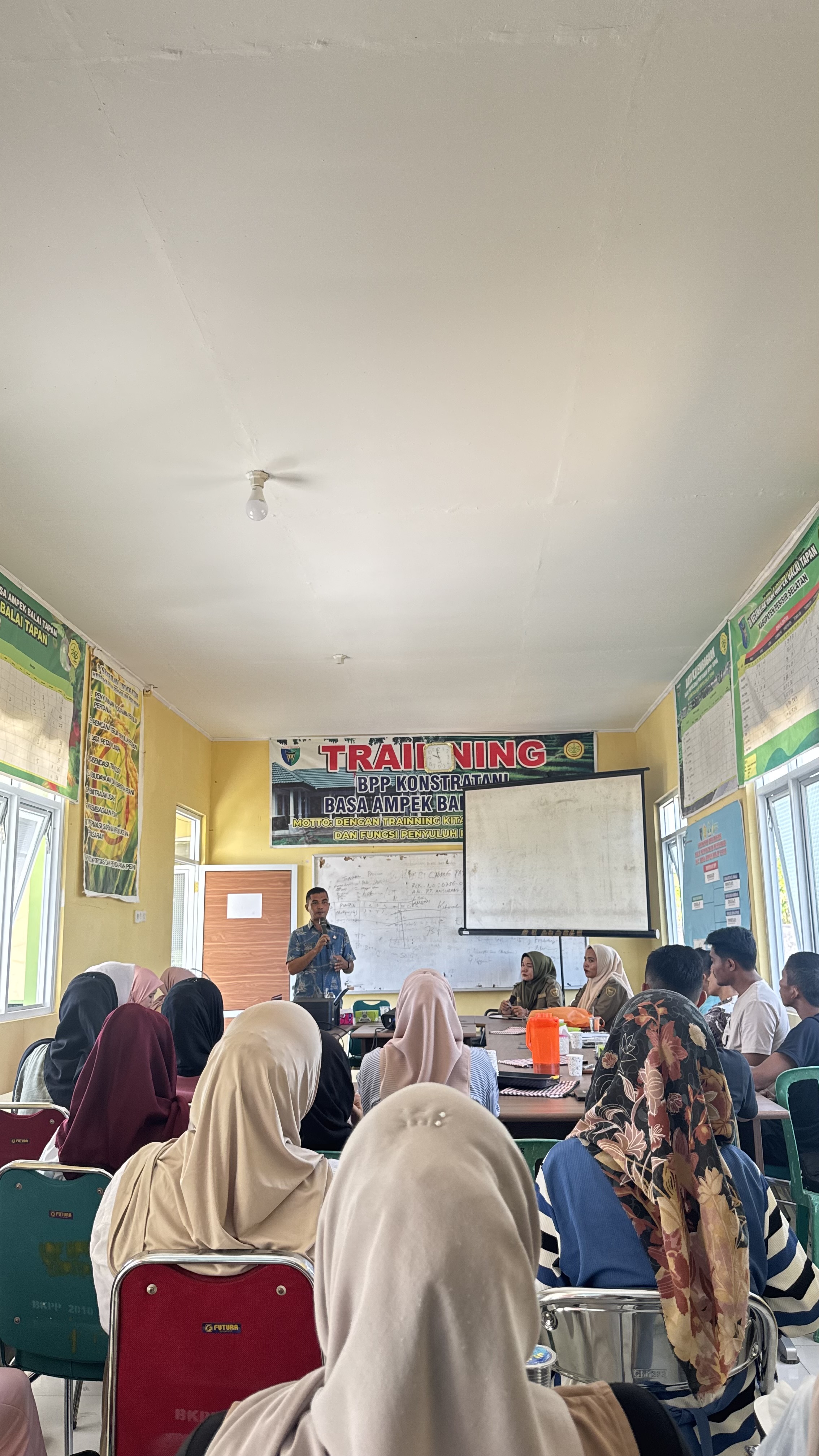 Camat Basa Ampek Balai Tapan menghadiri acara sosialisasi dan Bimtek (Bimbingan Teknis) Kelompok Tan