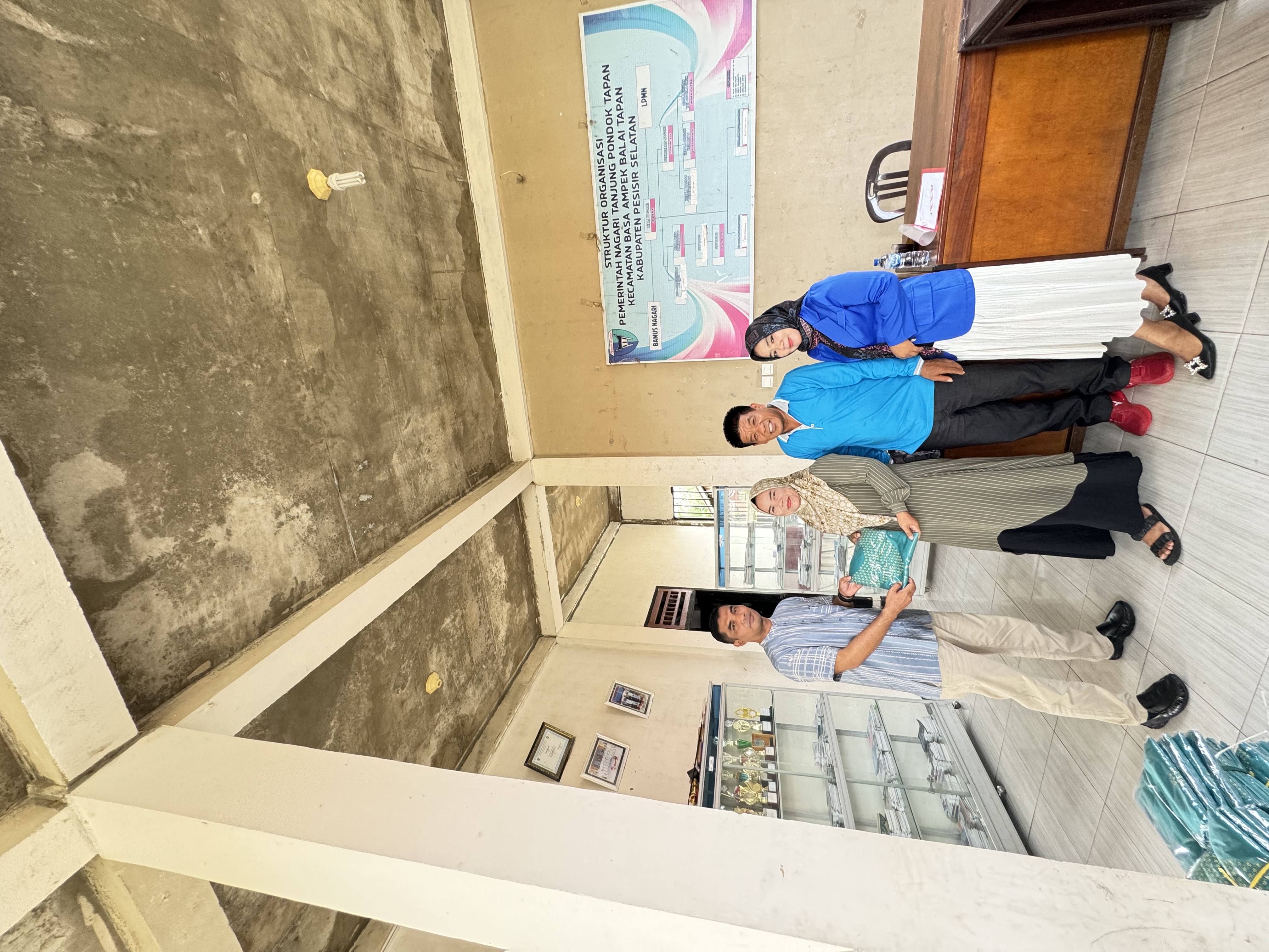 Camat Basa Ampek Balai Tapan Mendampingi Penyerahan Baju PKK di Nagari Tanjung Pondok Tapan