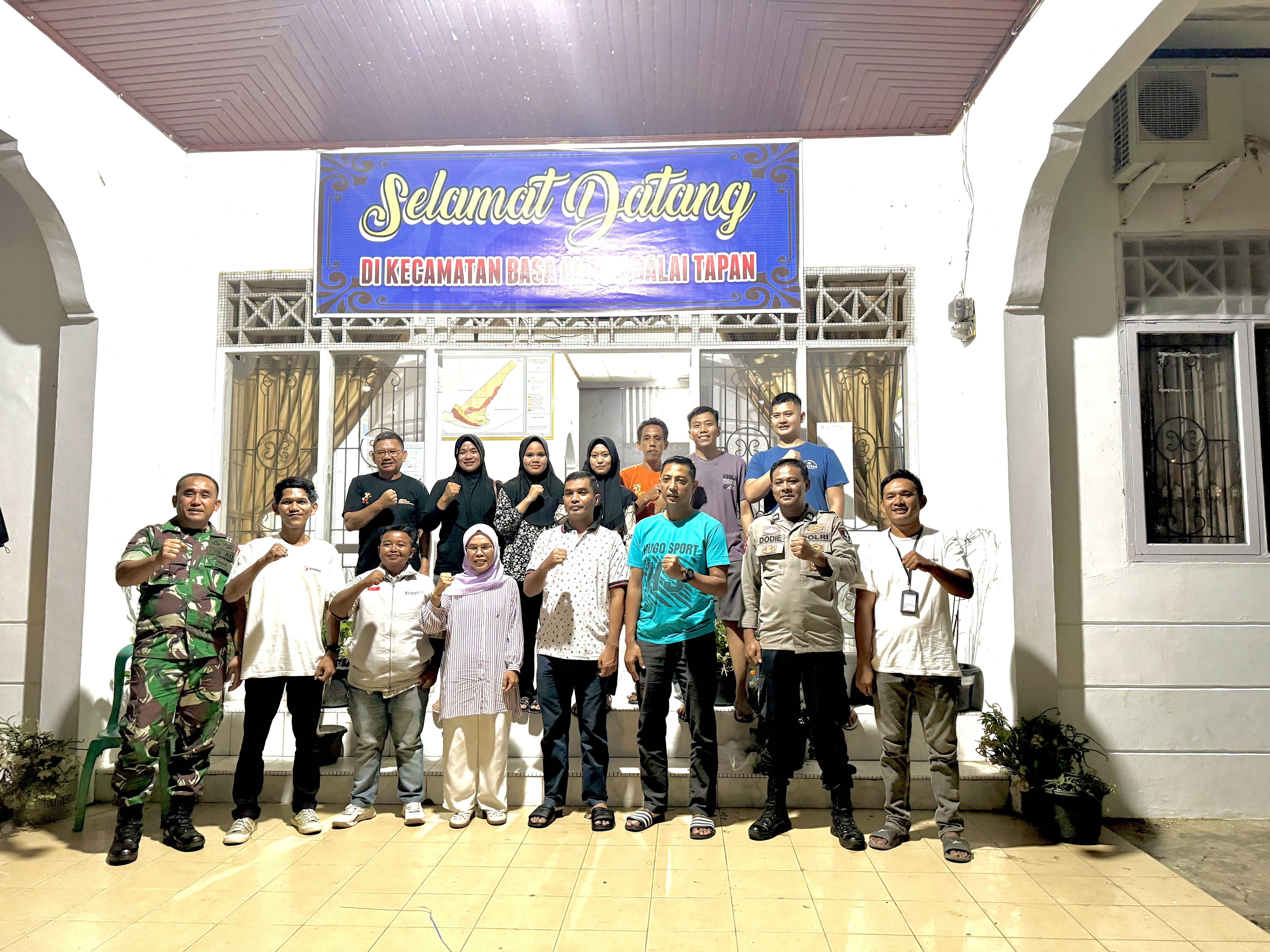 Camat Basa Ampek Balai Tapan ikut Mendampingi Pendistribusian Logistik Pilkada dari KPU Kabupaten Pe