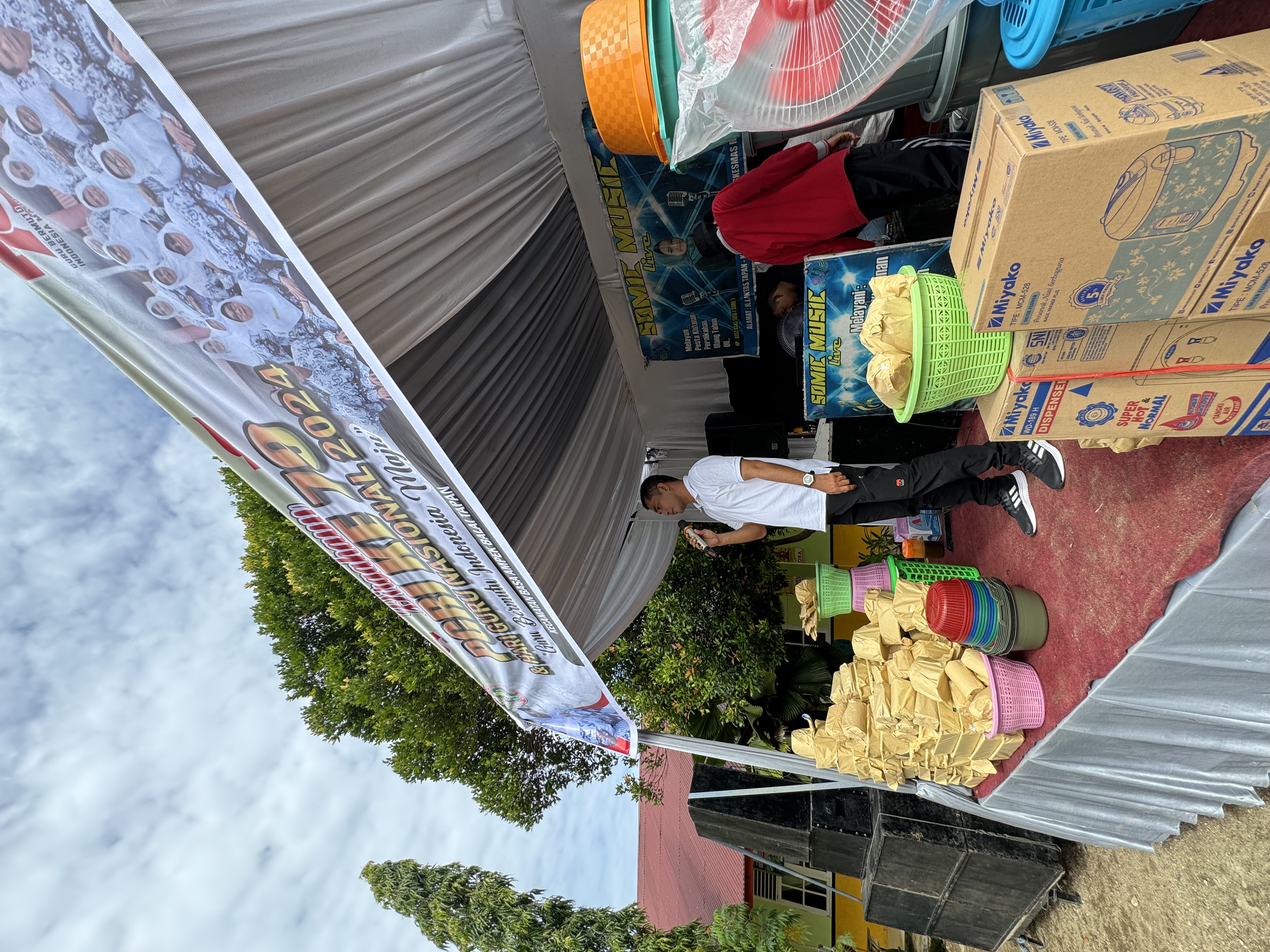 Camat Basa Ampek Balai Tapan menghadiri acara puncak Jalan Santai pada HUT PGRI Tahun 2024