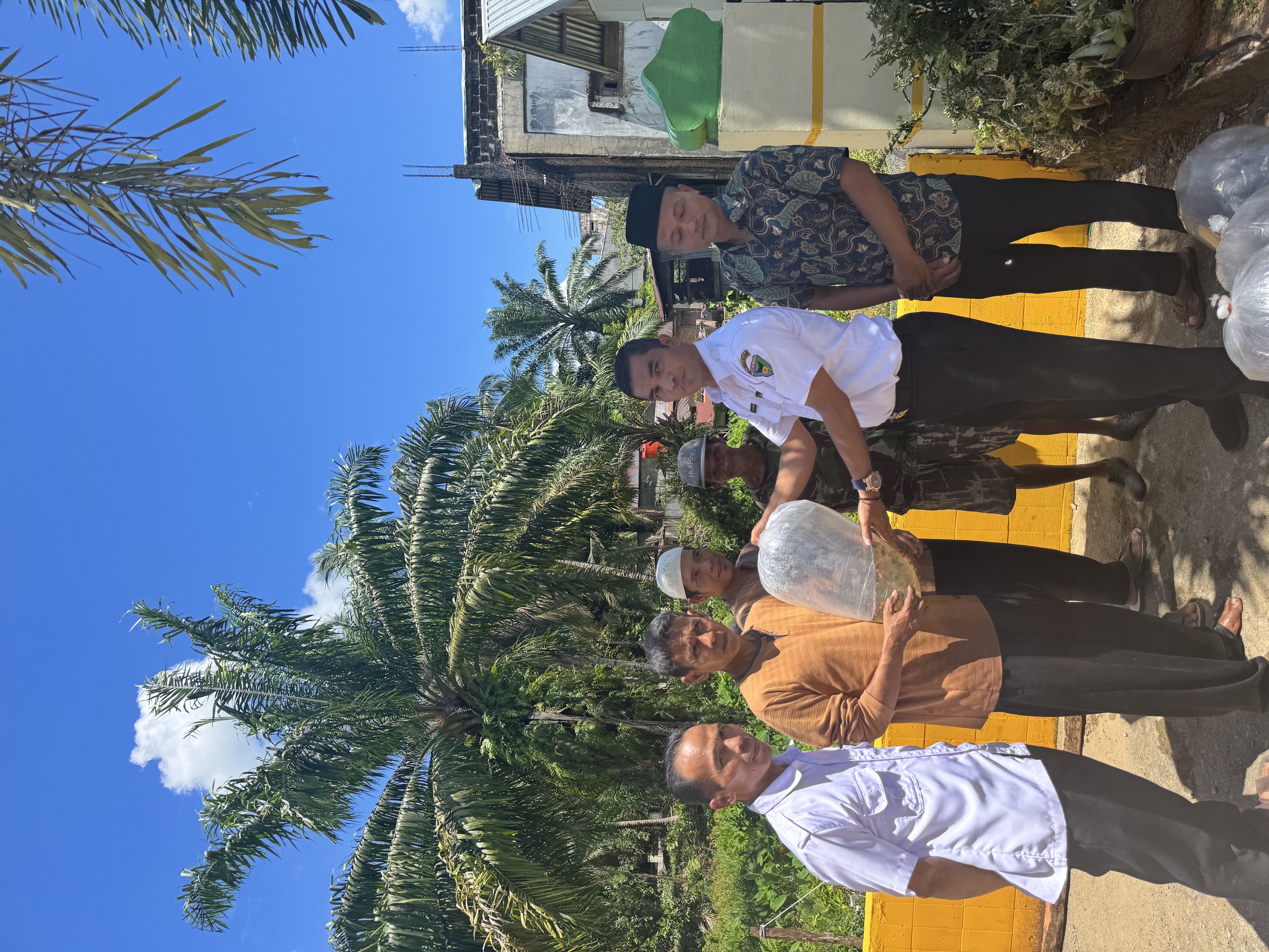 Penebaran Benih Ikan di Mesjid Muttaqin Nagari Riak Danau Tapan