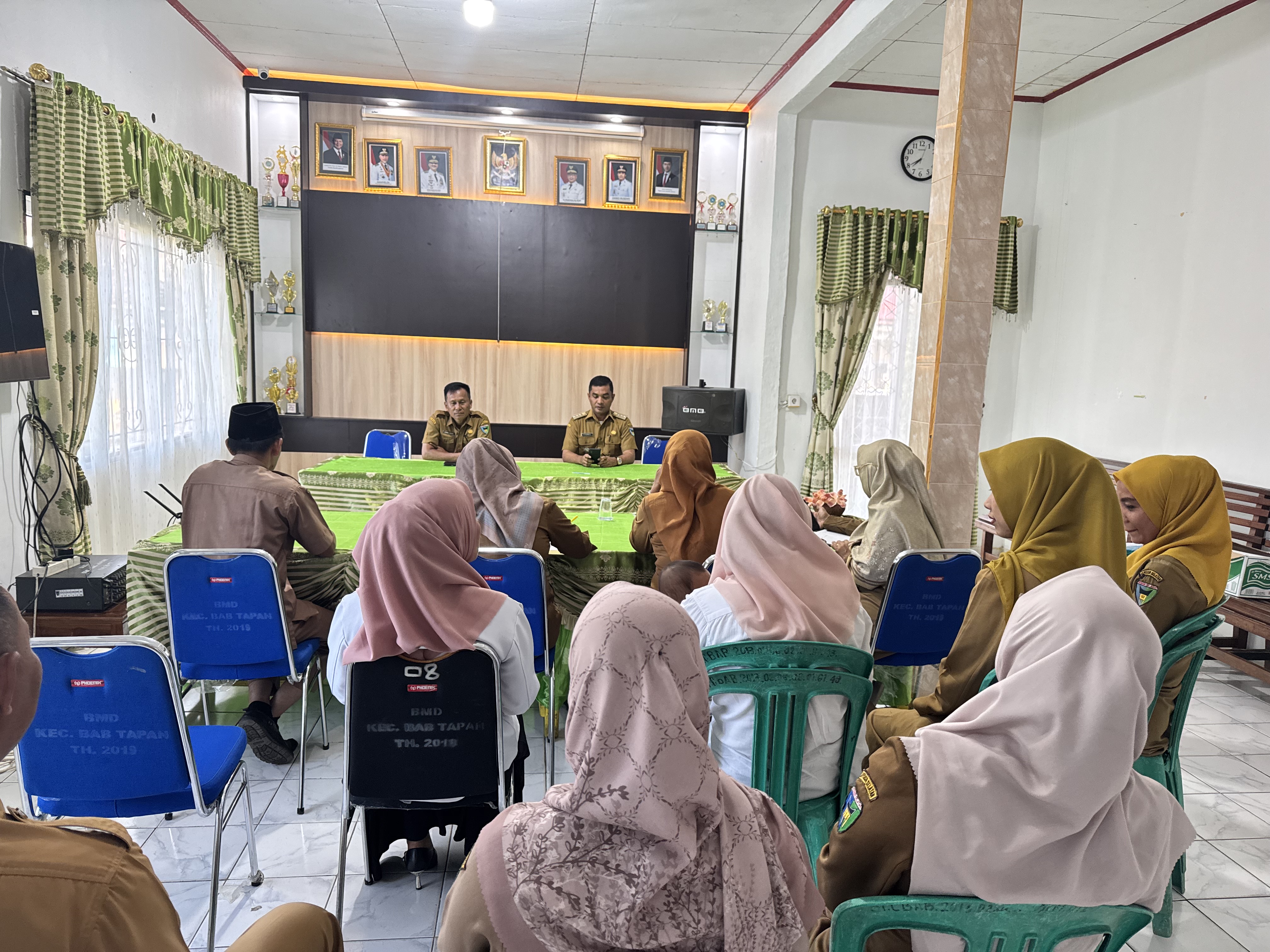 Rapat Staf Pegawai Kantor Kecamatan Basa Ampek Balai Tapan di Awal Juni 2025