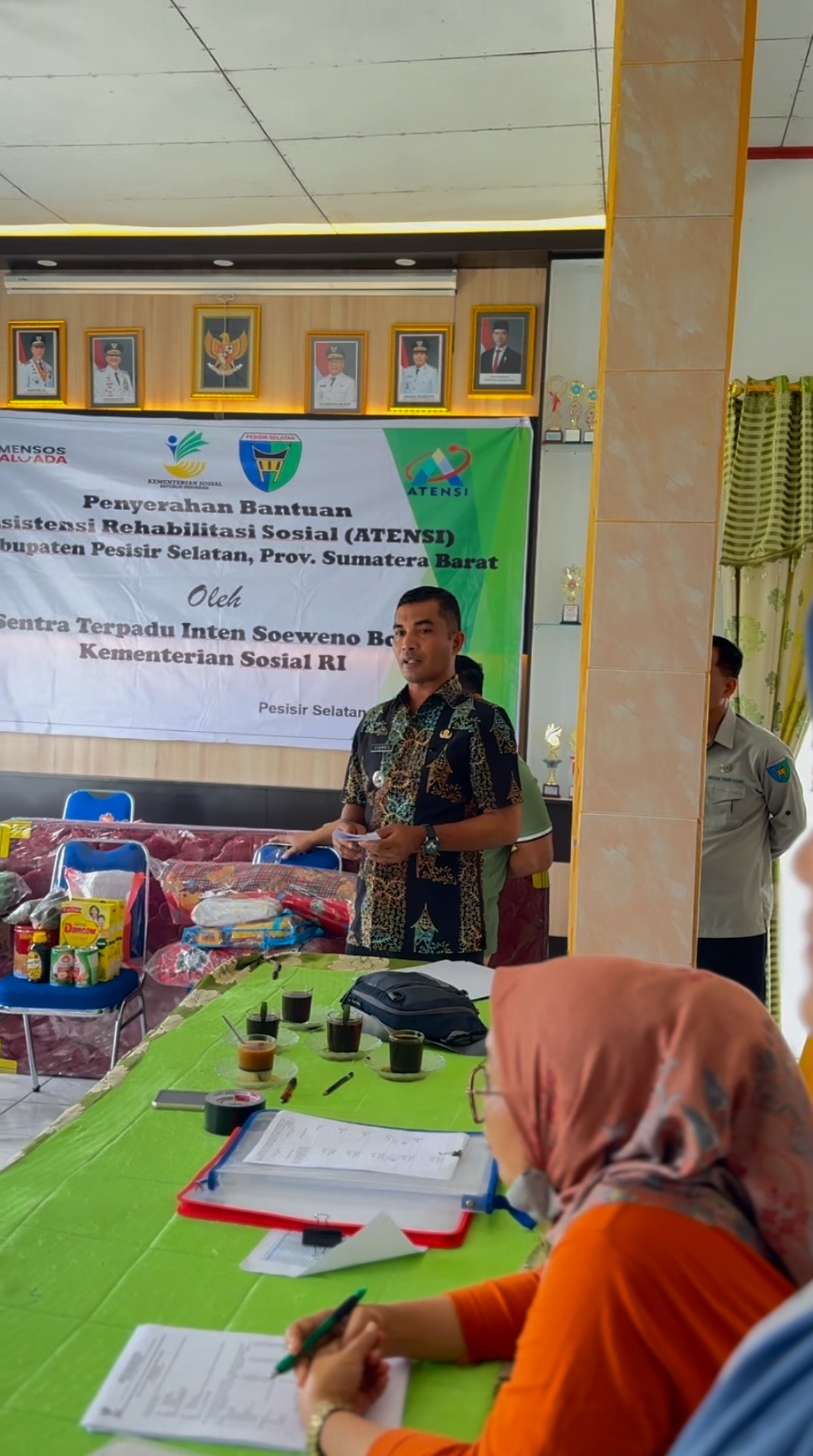 Penyerahan Bantuan ATENSI Rehabilitas Sosial di Kecamatan Basa Ampek Balai Tapan 