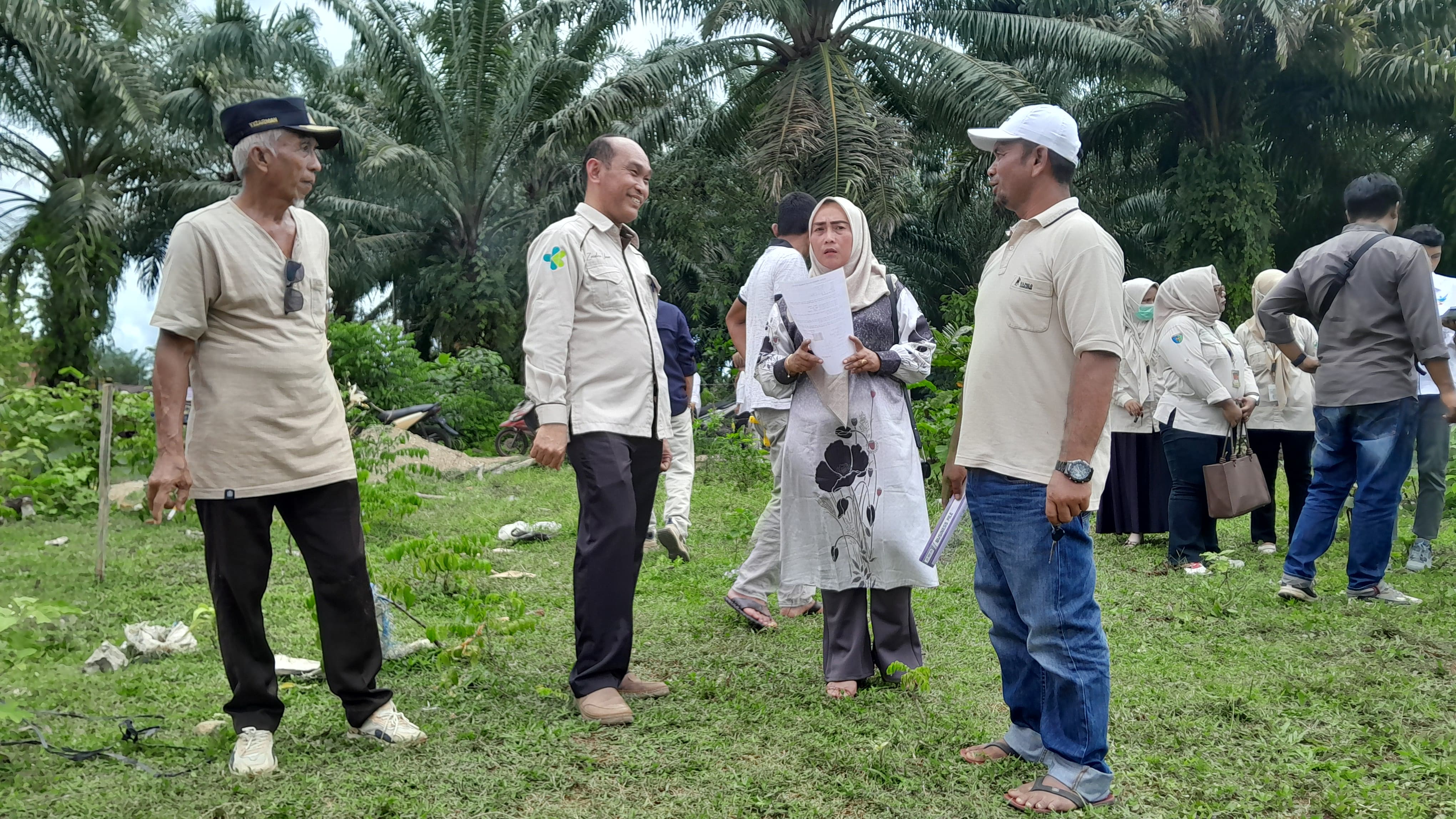 Kasi Ekonomi dan Pembangunan (Ekobang) melakukan peninjauan dan pengukuran luas tanah lokasi rencana