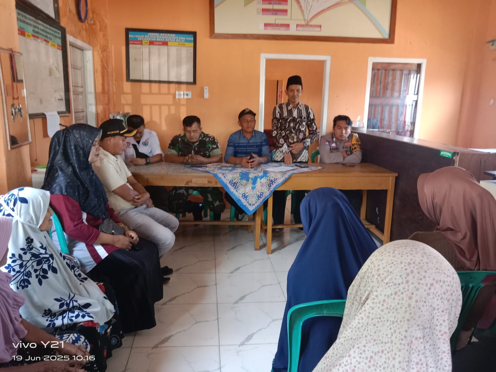 Kasi Trantib Kecamatan Basa Ampek Balai Tapan mendampingi penyaluran BLT DD Tahap 2 Nagari Koto Anau