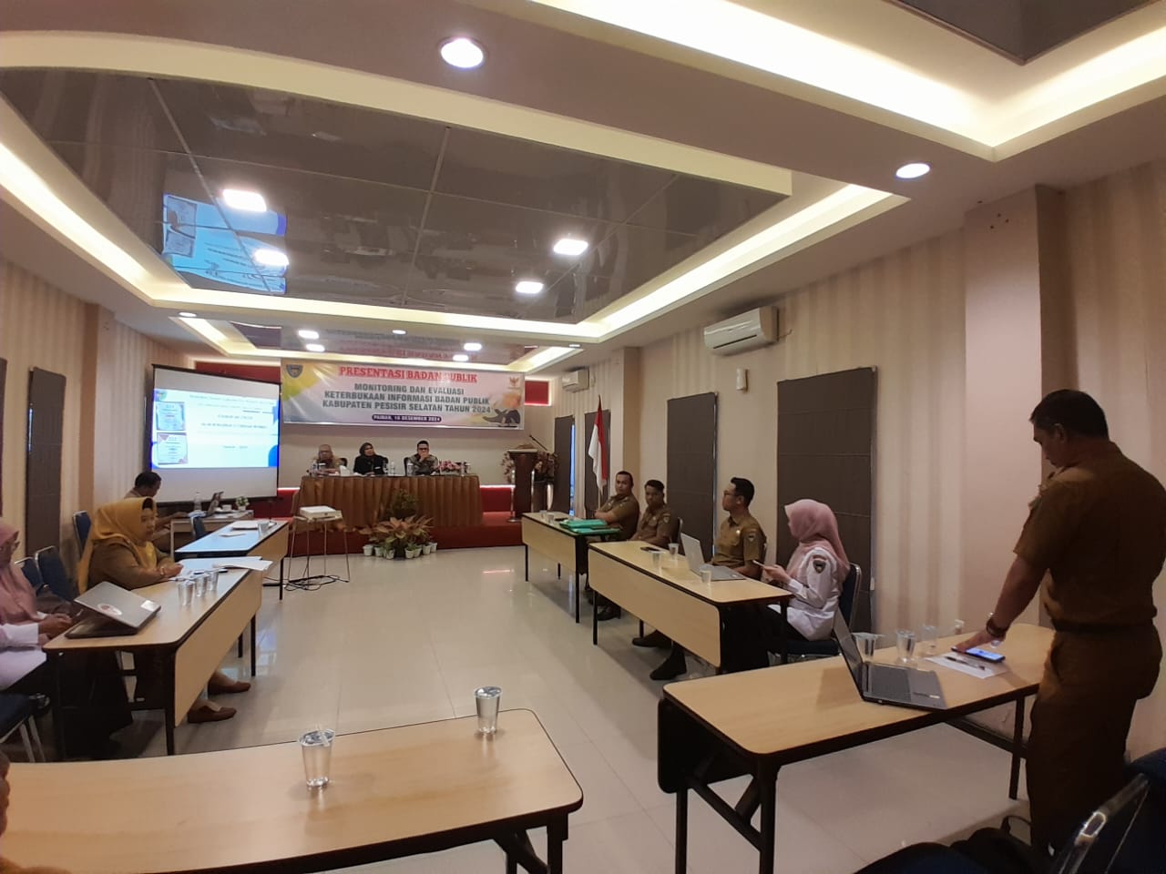 Camat Basa Ampek Balai Tapan Menghadiri Undangan Presentasi Badan Publik Tingkat Kabupaten Pesisir S