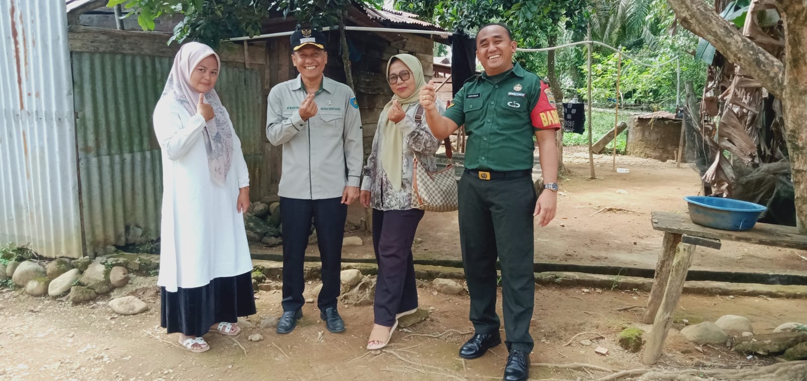 Sekretaris Kecamatan melakukan peninjauan pemancangan pembangunan MCK  dan RTLH di  Nagari Ampang Tu