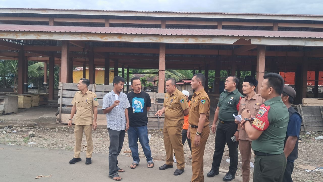 Camat Basa Ampek Balai Tapan Melakukan Pengecekan Kondisi Persamapahan di Pasar Raya Tapan