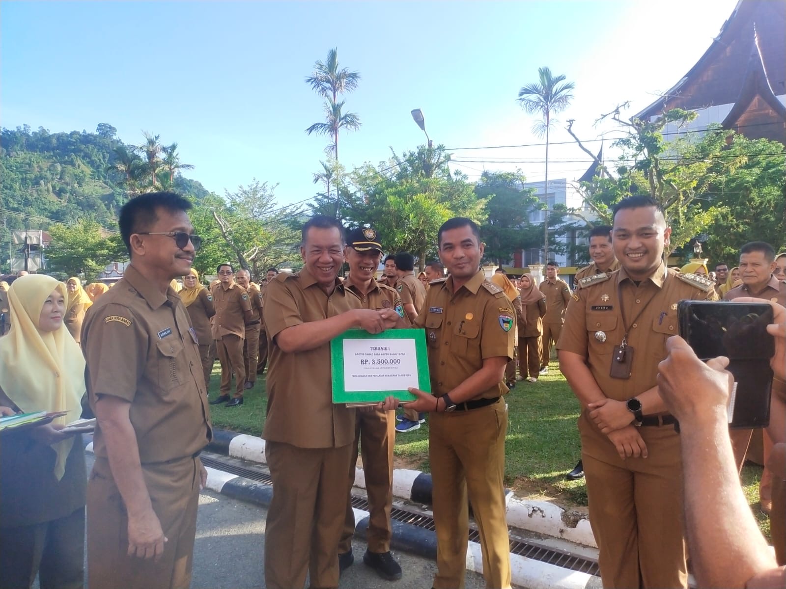 Camat Basa Ampek  Balai Tapan Menghadiri Acara Penyerahan Piagam Penghargaan dan Reward Pengawasan d