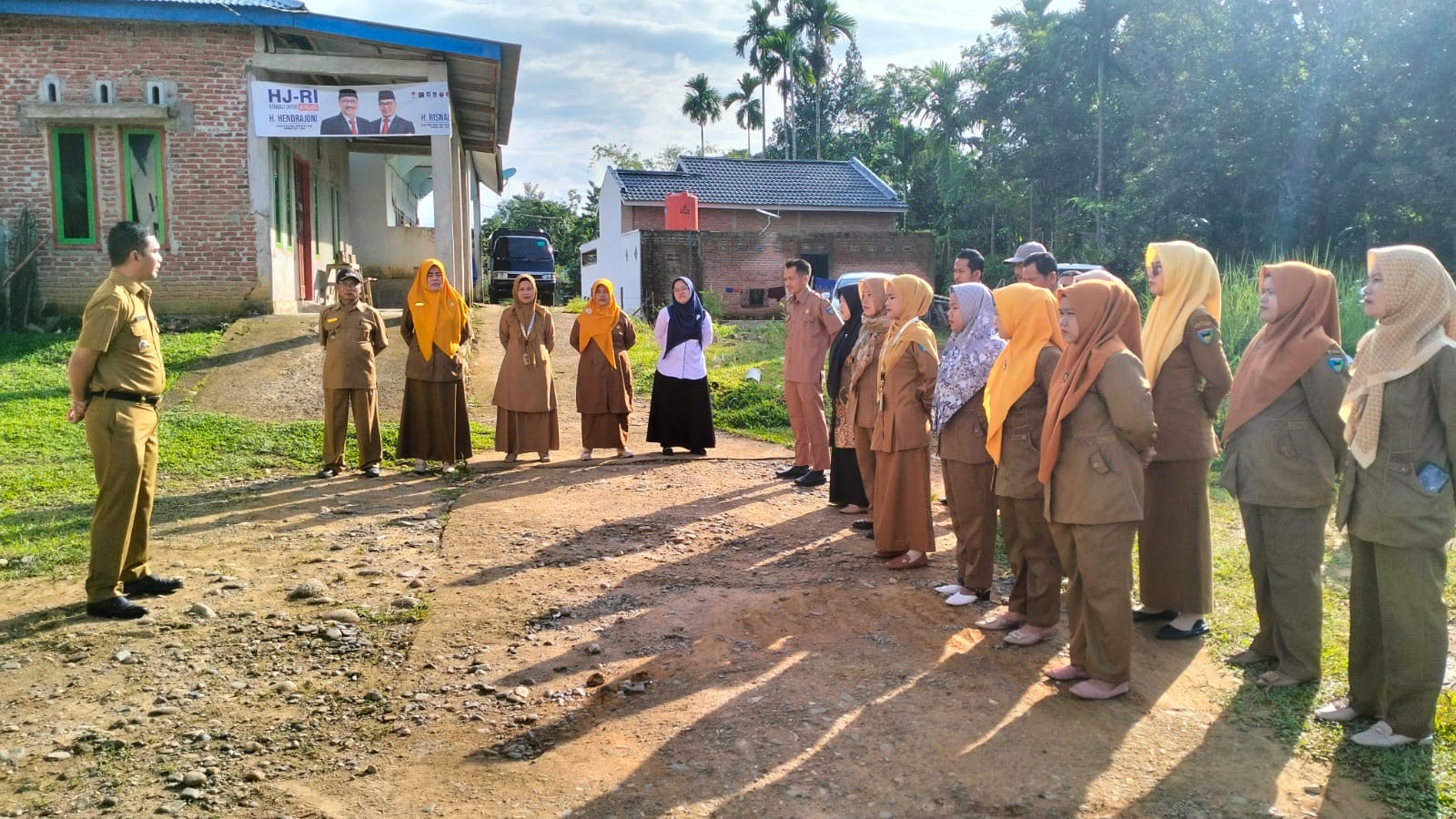 Camat Basa Ampek Balai Tapan Menjadi Pembina Apel Pagi di Nagari Bukit Buai Tapan
