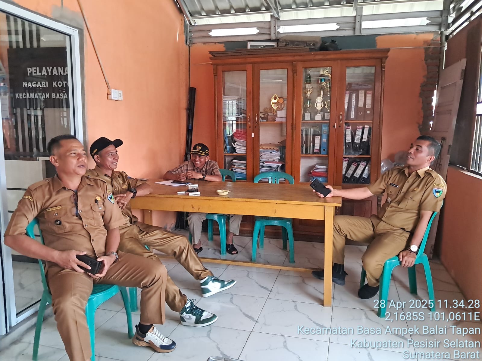 Camat Basa Ampek Balai Tapan melakukan kunjungan ke Kantor Wali Nagari Koto Anau Tapan