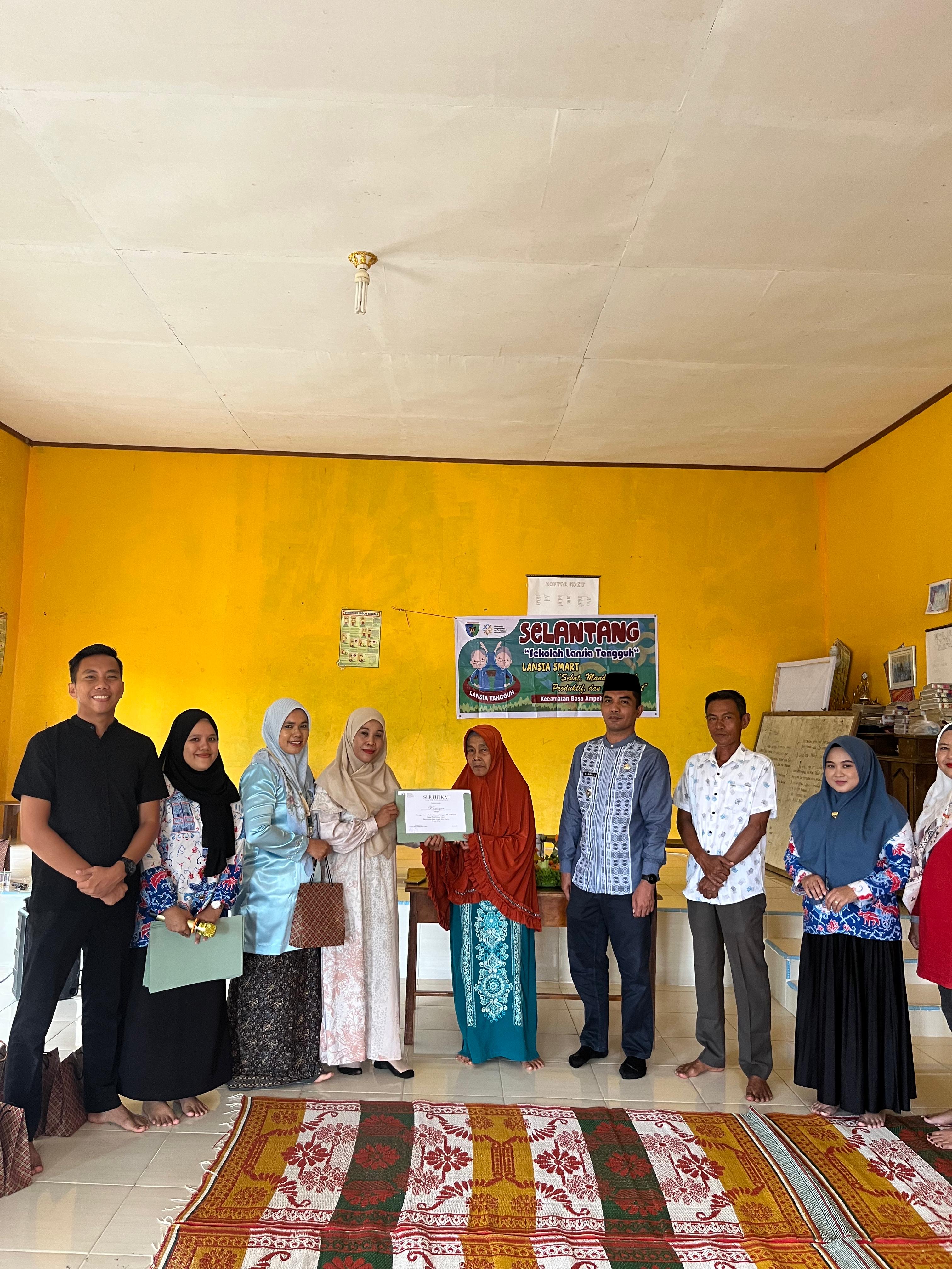 Camat Basa Ampek Balai Tapan Menghadiri Acara Wisuda Lansia di Nagari Riak Danau Tapan