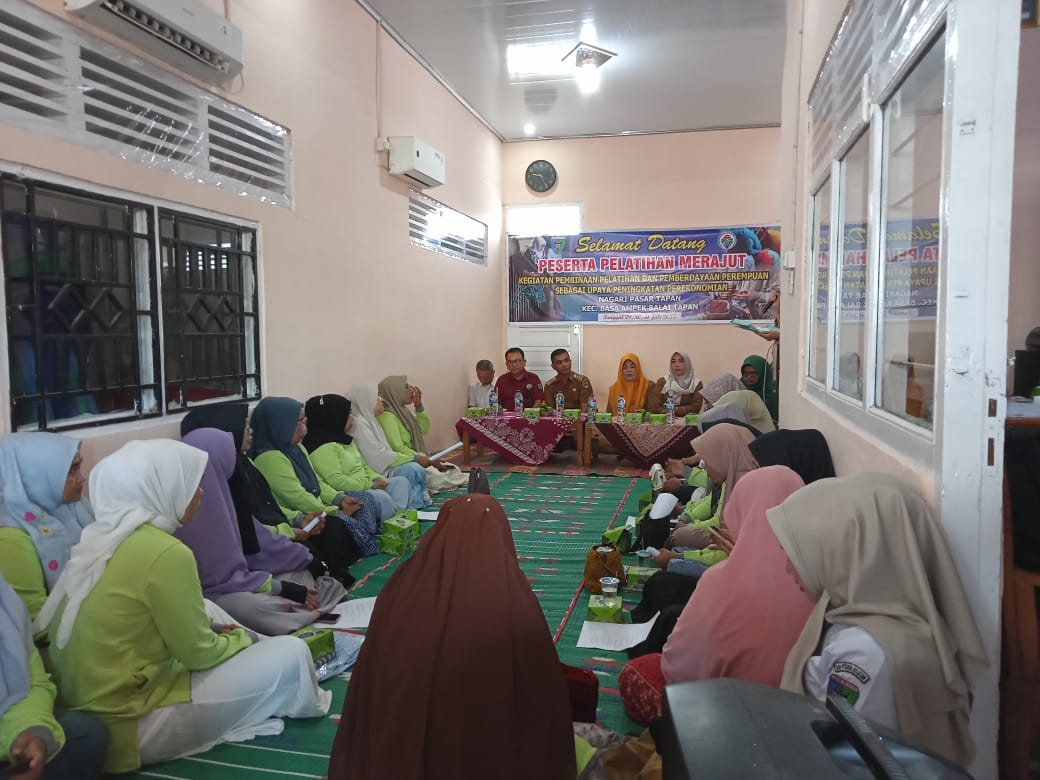 Camat Basa Ampek Balai Tapan menghadiri acara Pelatihan Merajut di Nagari Pasar Tapan