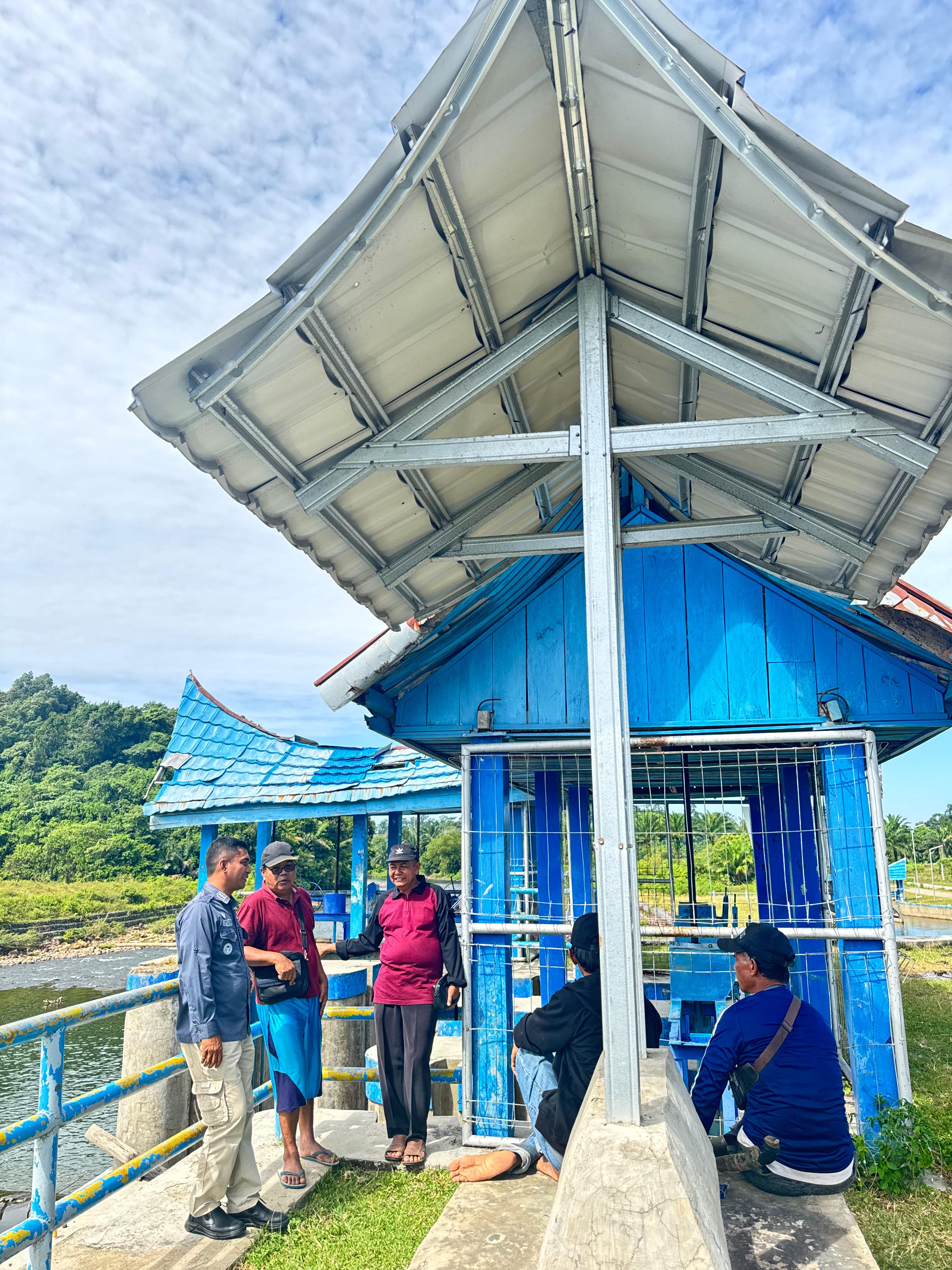 Camat Basa Ampek Balai Tapan melakukan peninjauan kondisi Bendungan di Nagari Ampang Tulak Tapan