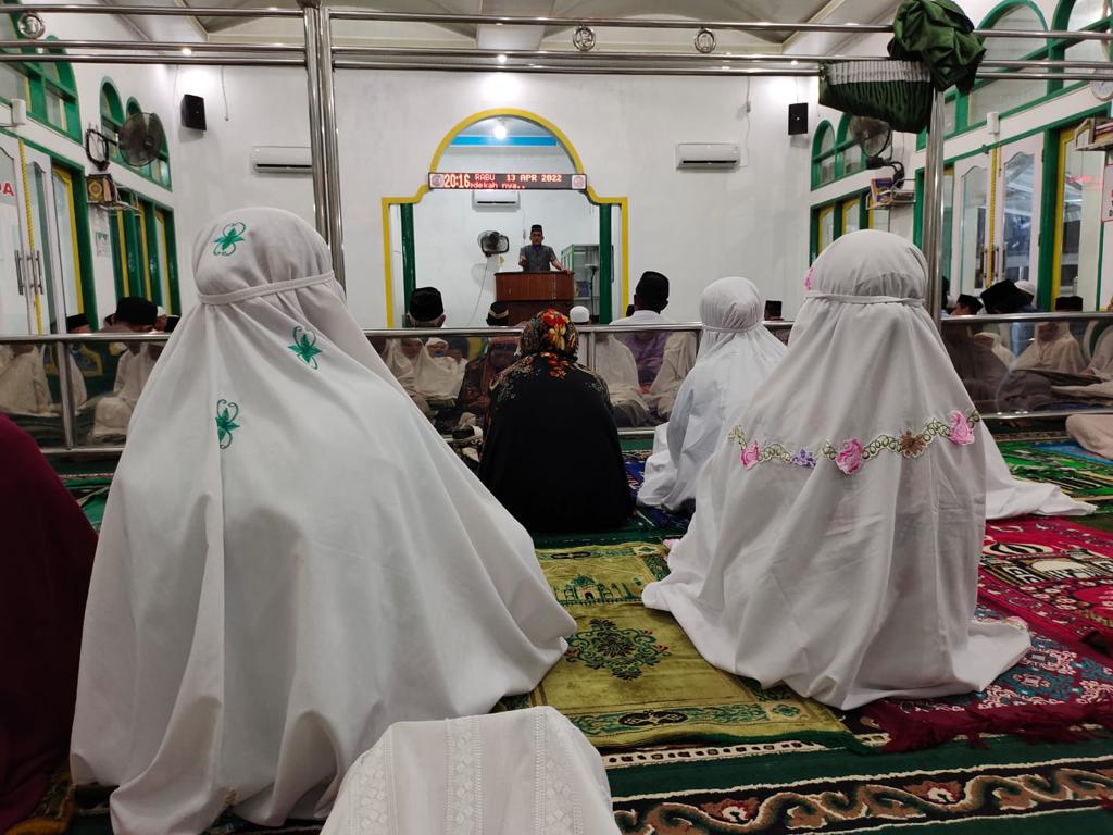 Camat Basa Ampek Balai Tapan melakukan Tarawih Keliling di Mesjid Jabbal Rahmah Nagari Tanjung Pondo